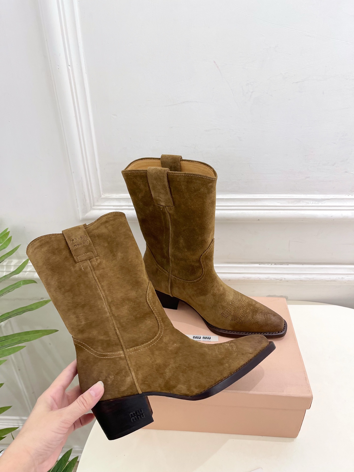 Miu Miu | 缪缪 25𝐬𝐬🖤2025秋冬新品 专柜主打最新走秀款 复古西部粗跟短靴上新！🍒BS 