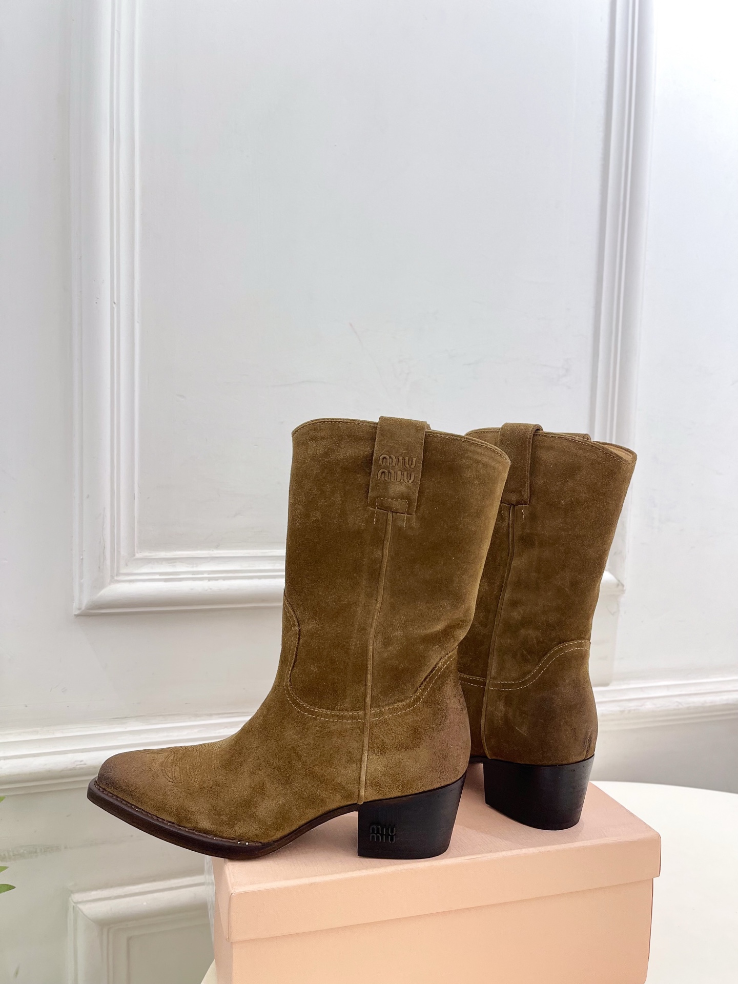 Miu Miu | 缪缪 25𝐬𝐬🖤2025秋冬新品 专柜主打最新走秀款 复古西部粗跟短靴上新！🍒BS 