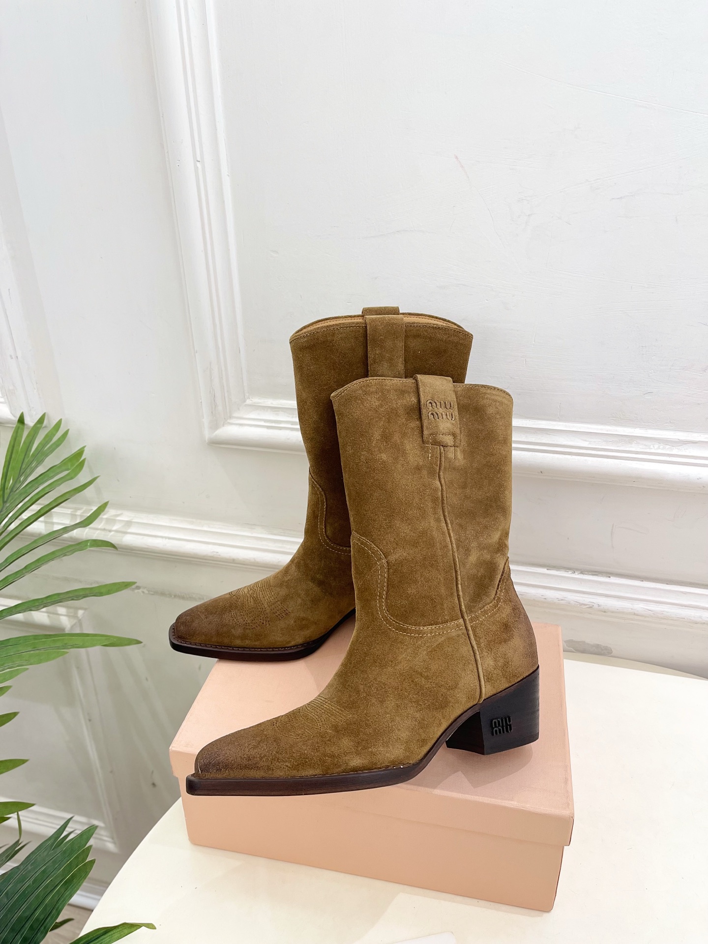 Miu Miu | 缪缪 25𝐬𝐬🖤2025秋冬新品 专柜主打最新走秀款 复古西部粗跟短靴上新！🍒BS 