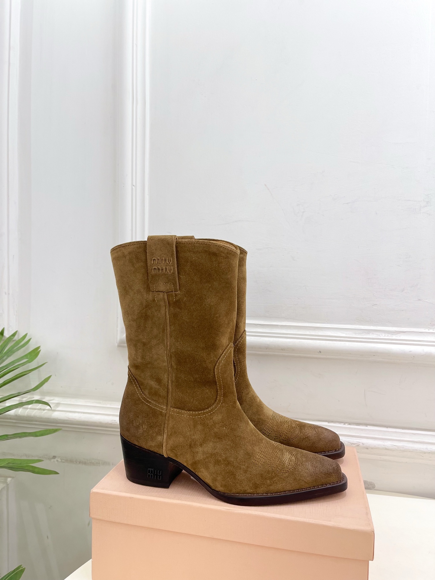 Miu Miu | 缪缪 25𝐬𝐬🖤2025秋冬新品 专柜主打最新走秀款 复古西部粗跟短靴上新！🍒BS 