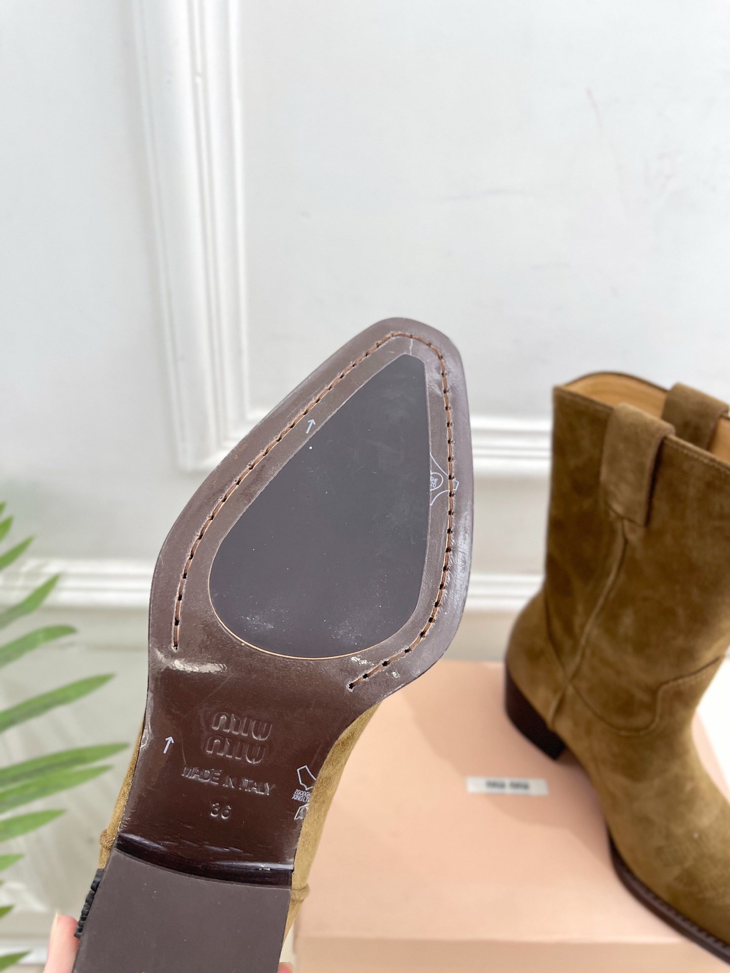 Miu Miu | 缪缪 25𝐬𝐬🖤2025秋冬新品 专柜主打最新走秀款 复古西部粗跟短靴上新！🍒BS 