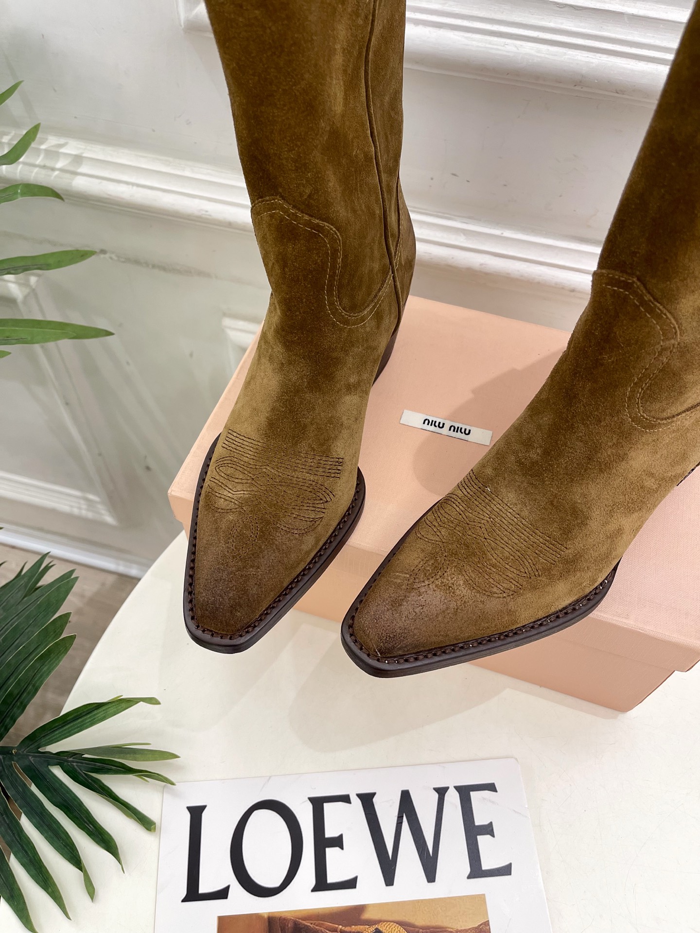 Miu Miu | 缪缪 25𝐬𝐬🖤2025秋冬新品 专柜主打最新走秀款 复古西部粗跟短靴上新！🍒BS 