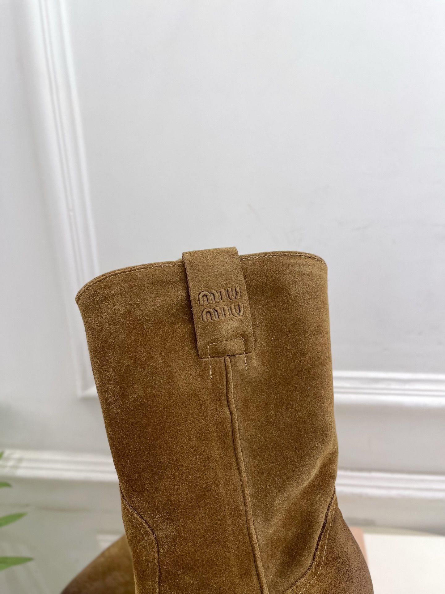 Miu Miu | 缪缪 25𝐬𝐬🖤2025秋冬新品 专柜主打最新走秀款 复古西部粗跟短靴上新！🍒BS 