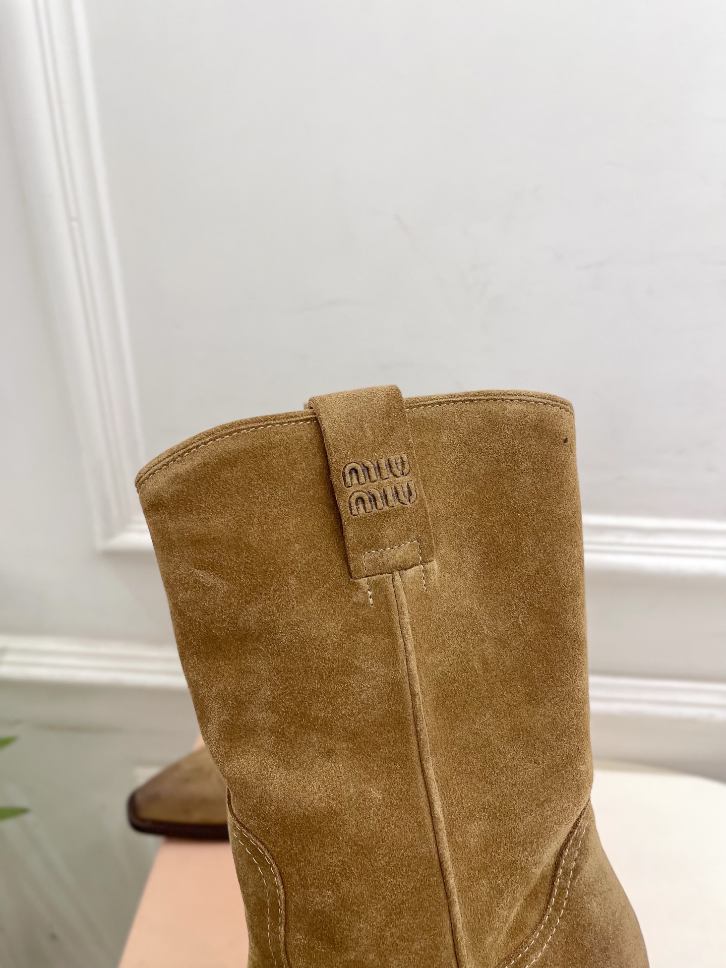 Miu Miu | 缪缪 25𝐬𝐬🖤2025秋冬新品 专柜主打最新走秀款 复古西部粗跟短靴上新！🍒BS 