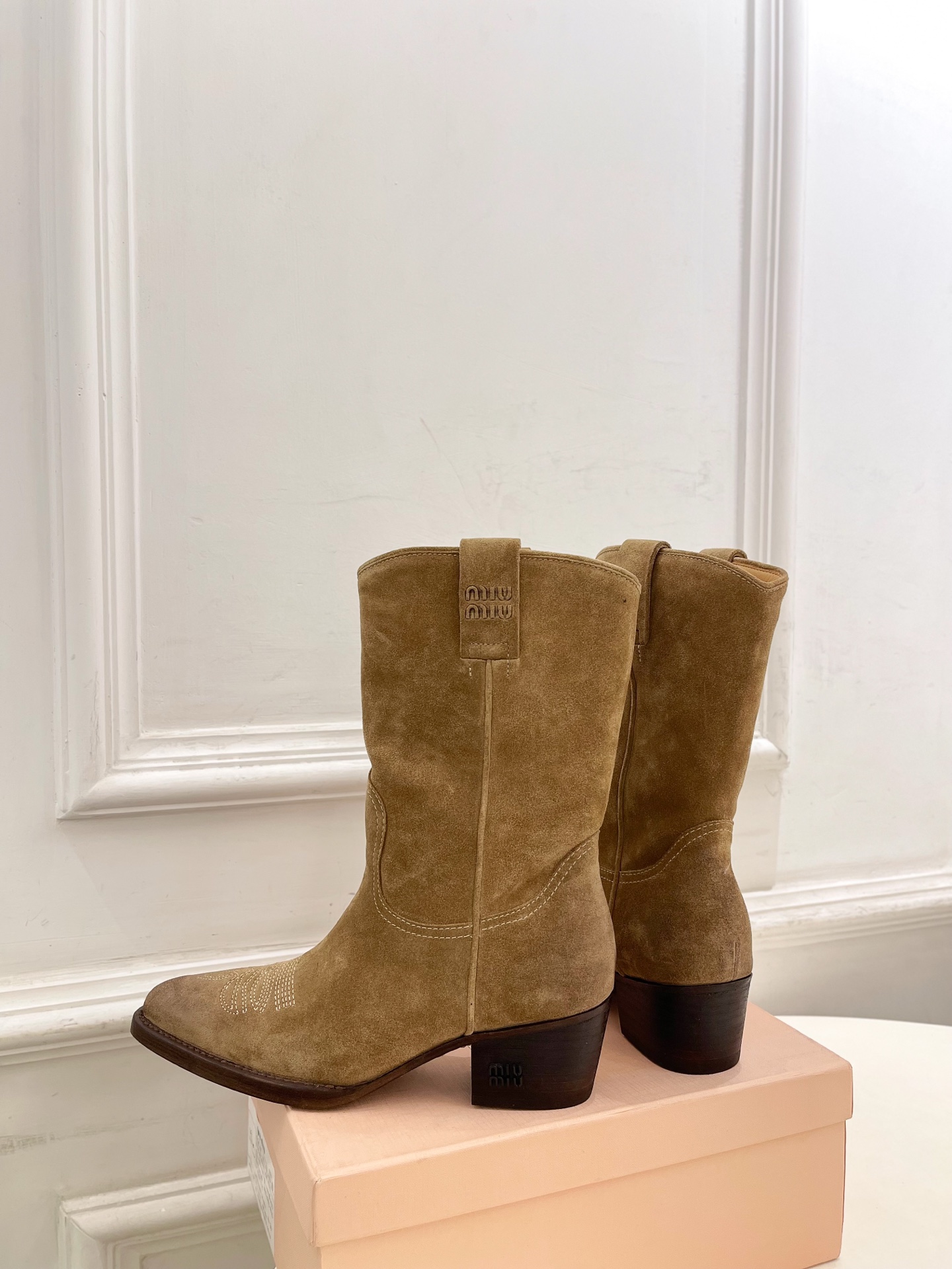 Miu Miu | 缪缪 25𝐬𝐬🖤2025秋冬新品 专柜主打最新走秀款 复古西部粗跟短靴上新！🍒BS 