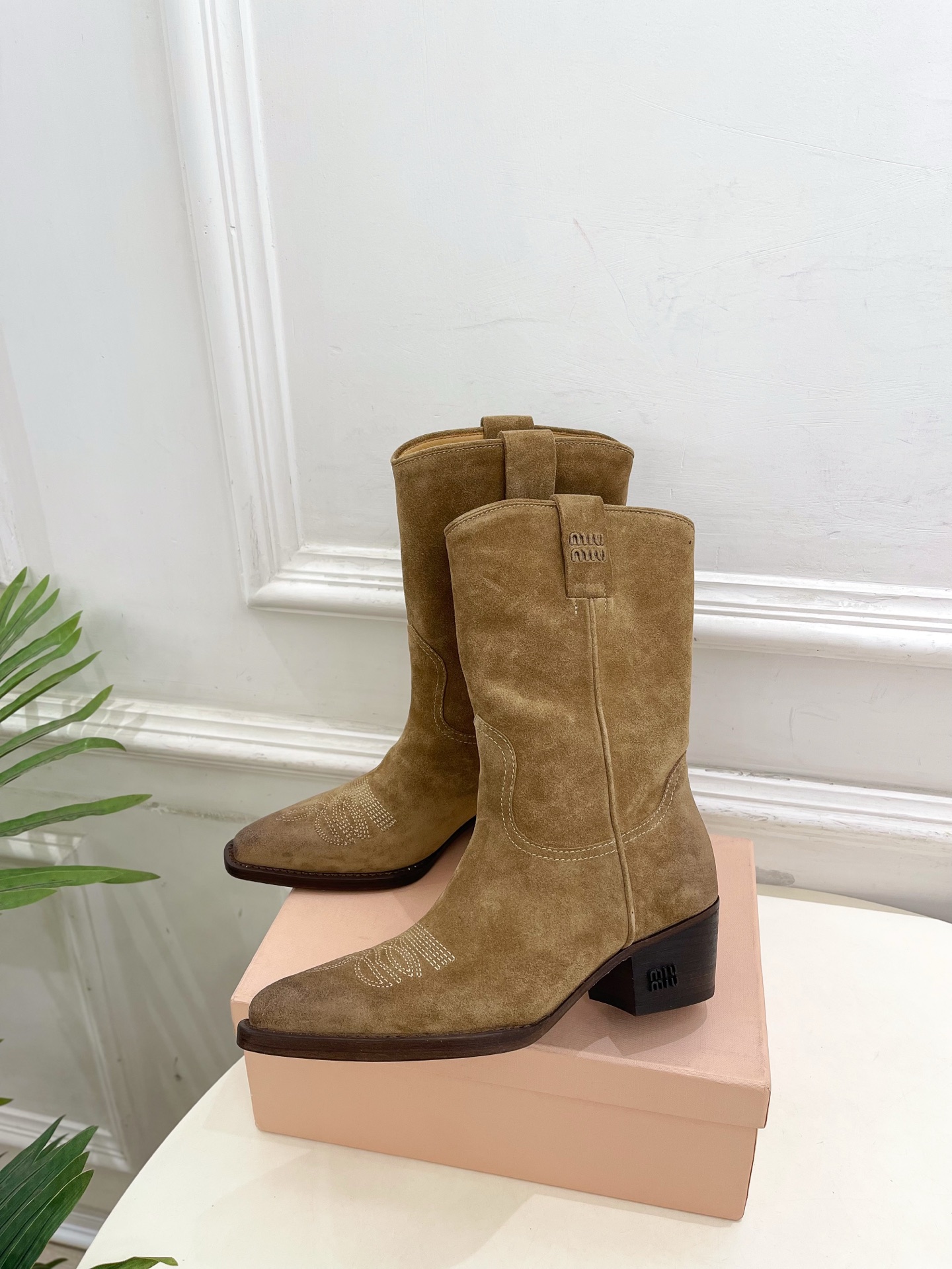 Miu Miu | 缪缪 25𝐬𝐬🖤2025秋冬新品 专柜主打最新走秀款 复古西部粗跟短靴上新！🍒BS 