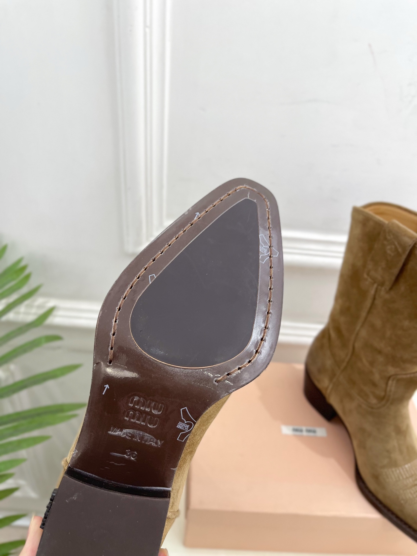 Miu Miu | 缪缪 25𝐬𝐬🖤2025秋冬新品 专柜主打最新走秀款 复古西部粗跟短靴上新！🍒BS 