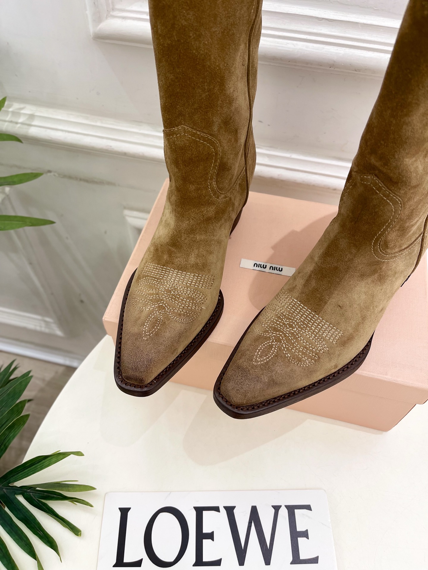 Miu Miu | 缪缪 25𝐬𝐬🖤2025秋冬新品 专柜主打最新走秀款 复古西部粗跟短靴上新！🍒BS 