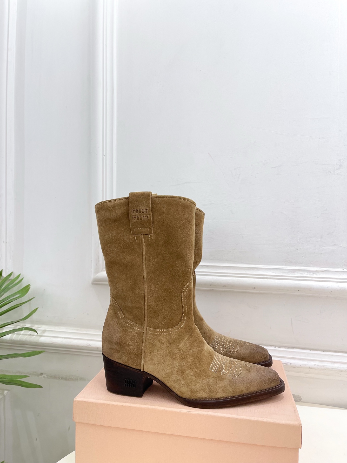 Miu Miu | 缪缪 25𝐬𝐬🖤2025秋冬新品 专柜主打最新走秀款 复古西部粗跟短靴上新！🍒BS 