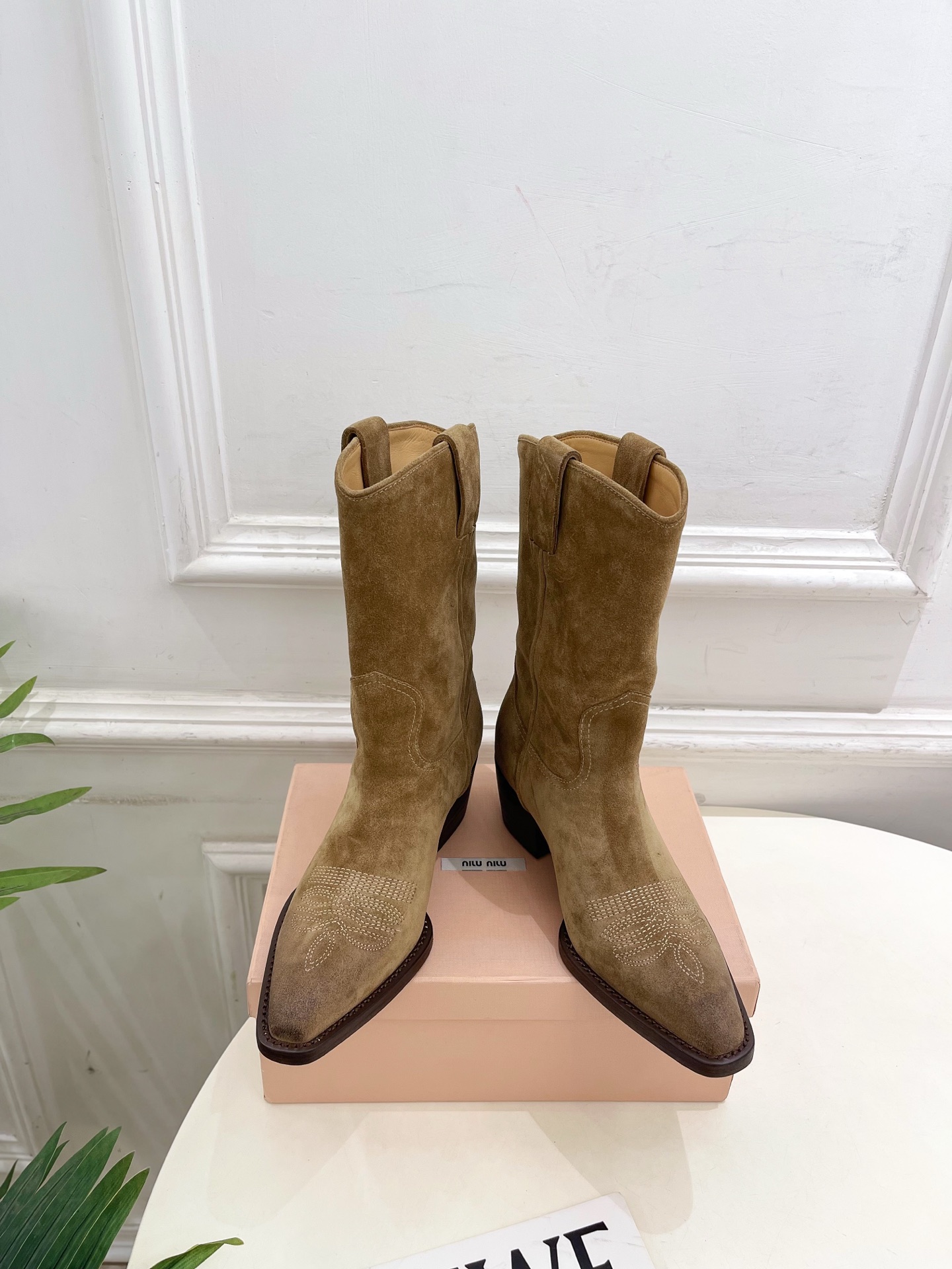 Miu Miu | 缪缪 25𝐬𝐬🖤2025秋冬新品 专柜主打最新走秀款 复古西部粗跟短靴上新！🍒BS 