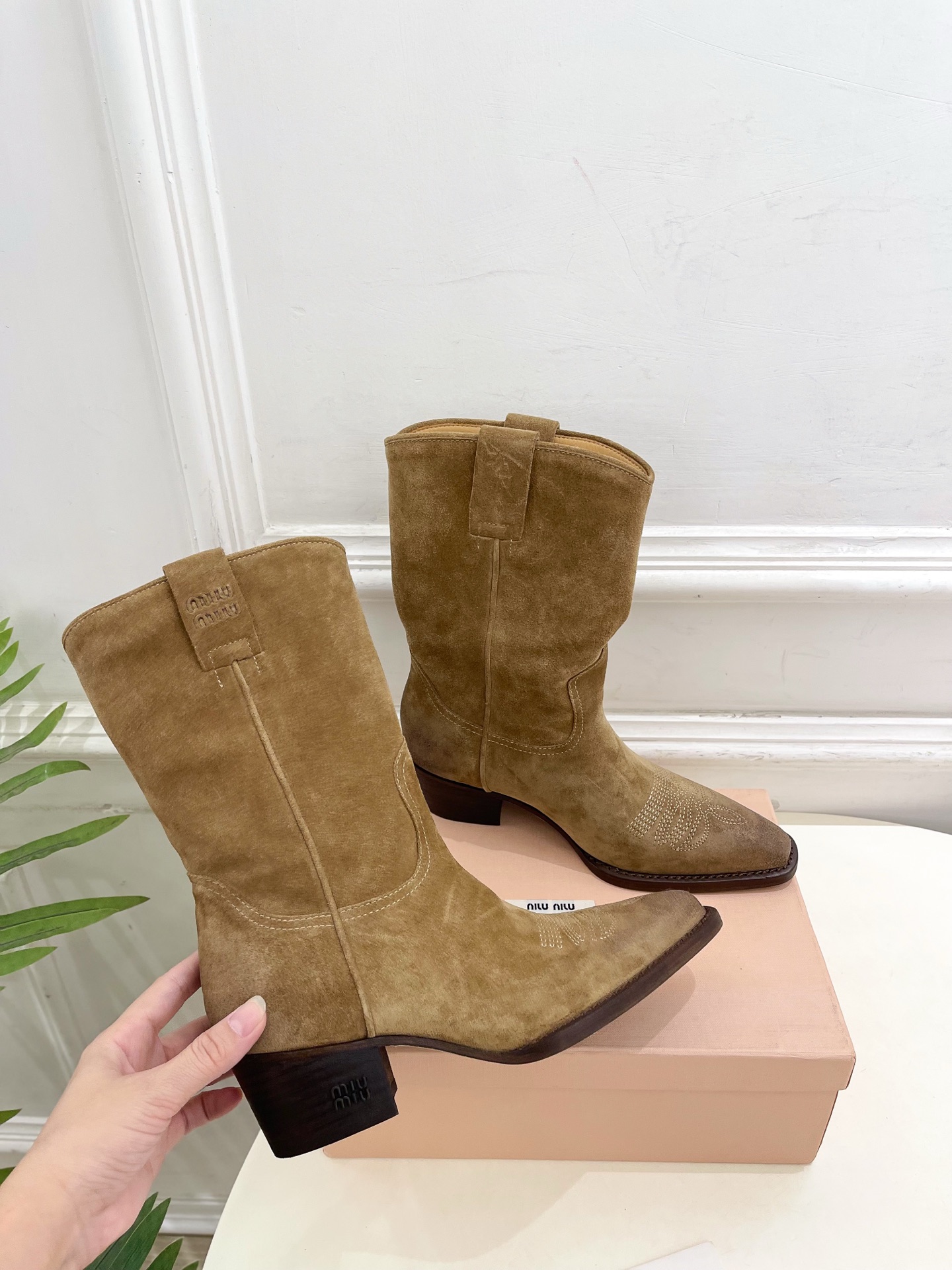 Miu Miu | 缪缪 25𝐬𝐬🖤2025秋冬新品 专柜主打最新走秀款 复古西部粗跟短靴上新！🍒BS 