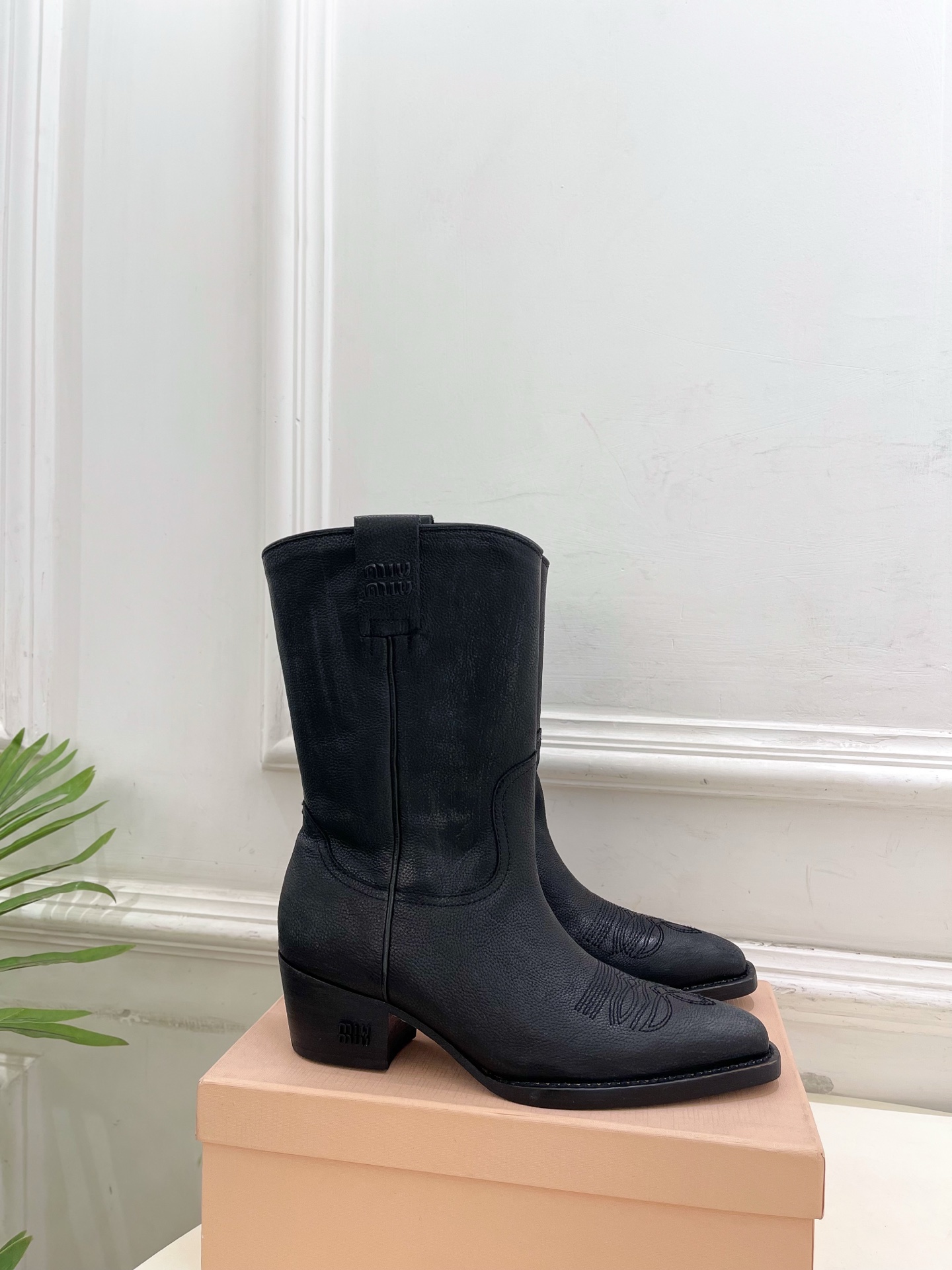 Miu Miu | 缪缪 25𝐬𝐬🖤2025秋冬新品 专柜主打最新走秀款 复古西部粗跟短靴上新！🍒BS 
