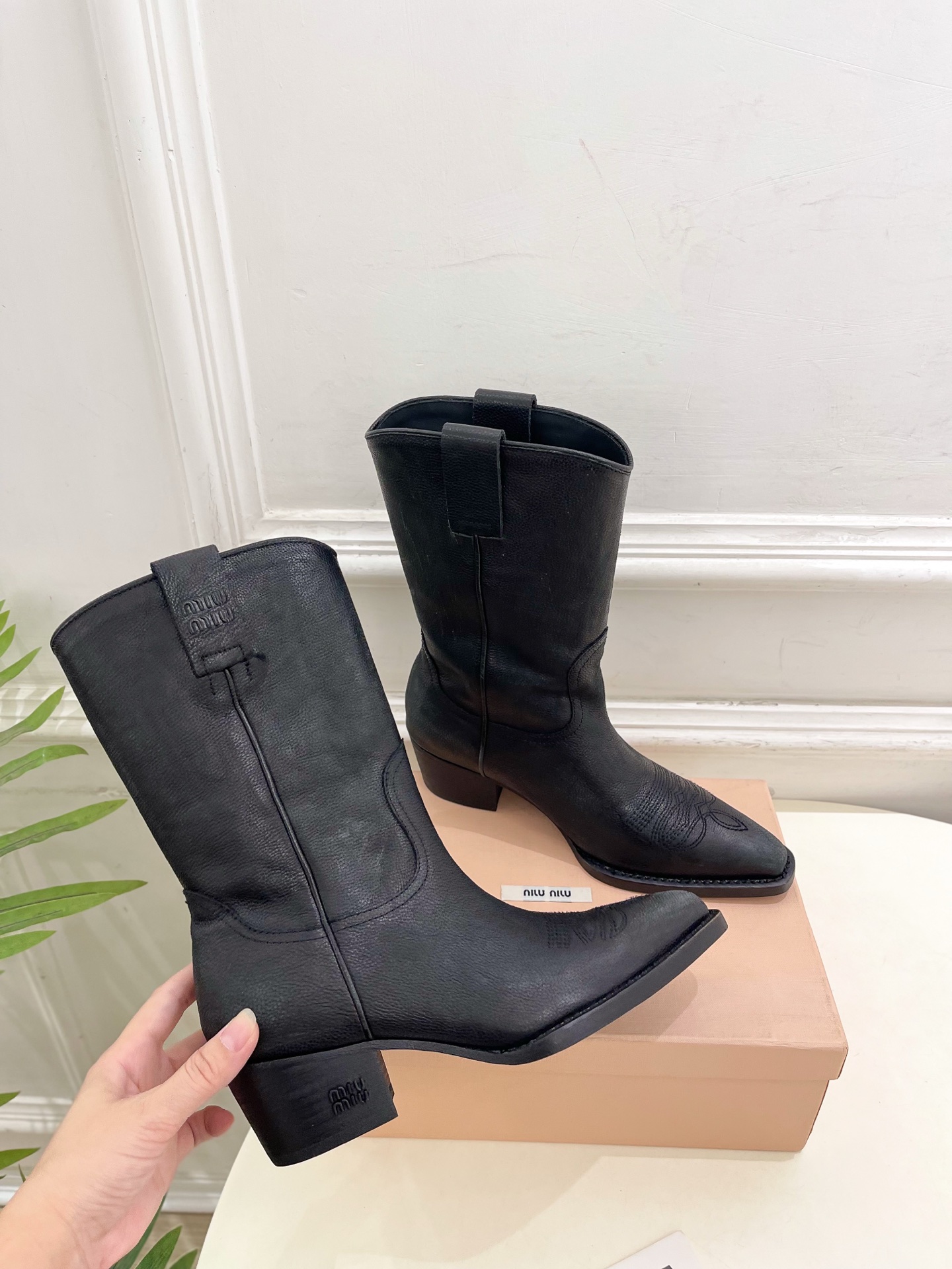 Miu Miu | 缪缪 25𝐬𝐬🖤2025秋冬新品 专柜主打最新走秀款 复古西部粗跟短靴上新！🍒BS 