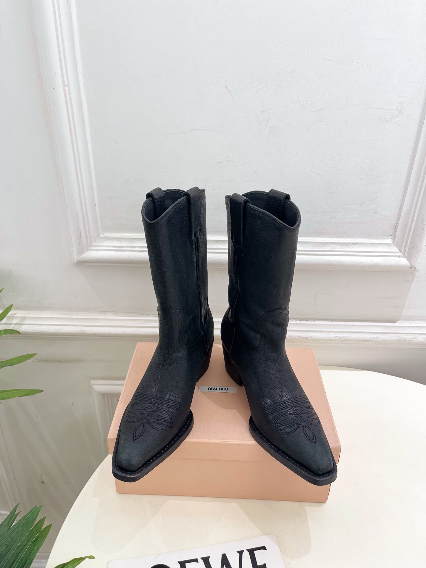 Miu Miu | 缪缪 25𝐬𝐬🖤2025秋冬新品 专柜主打最新走秀款 复古西部粗跟短靴上新！🍒BS 