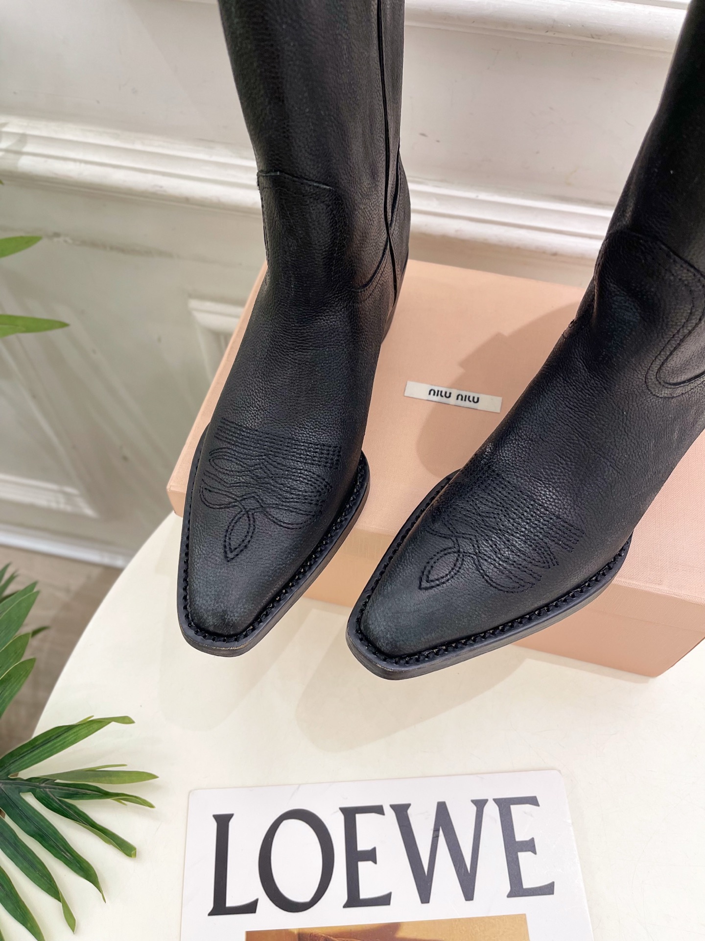 Miu Miu | 缪缪 25𝐬𝐬🖤2025秋冬新品 专柜主打最新走秀款 复古西部粗跟短靴上新！🍒BS 