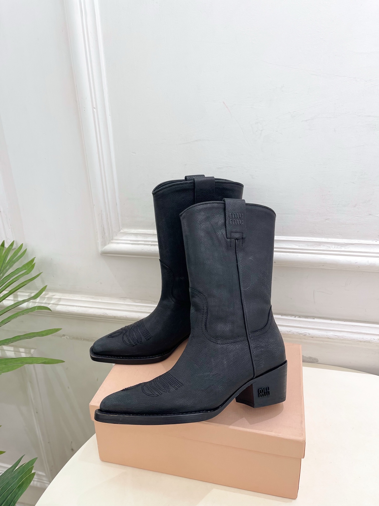 Miu Miu | 缪缪 25𝐬𝐬🖤2025秋冬新品 专柜主打最新走秀款 复古西部粗跟短靴上新！🍒BS 