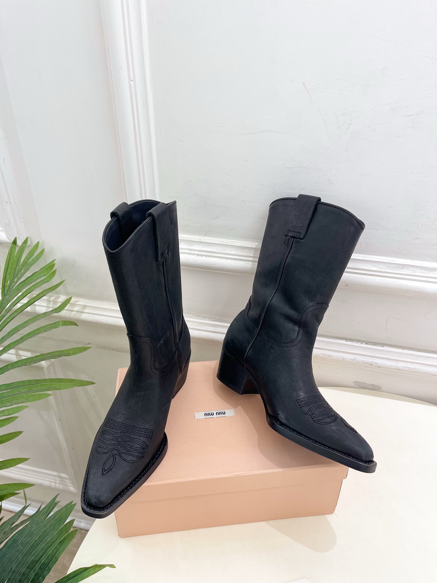Miu Miu | 缪缪 25𝐬𝐬🖤2025秋冬新品 专柜主打最新走秀款 复古西部粗跟短靴上新！🍒BS 