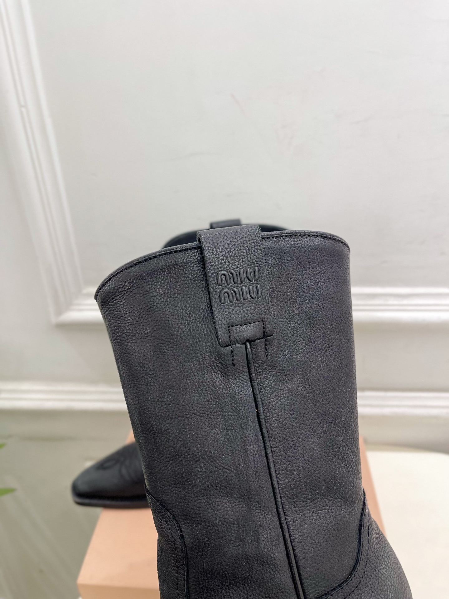Miu Miu | 缪缪 25𝐬𝐬🖤2025秋冬新品 专柜主打最新走秀款 复古西部粗跟短靴上新！🍒BS 