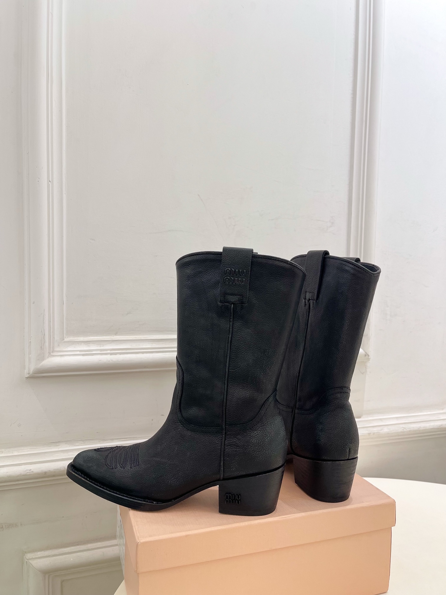 Miu Miu | 缪缪 25𝐬𝐬🖤2025秋冬新品 专柜主打最新走秀款 复古西部粗跟短靴上新！🍒BS 