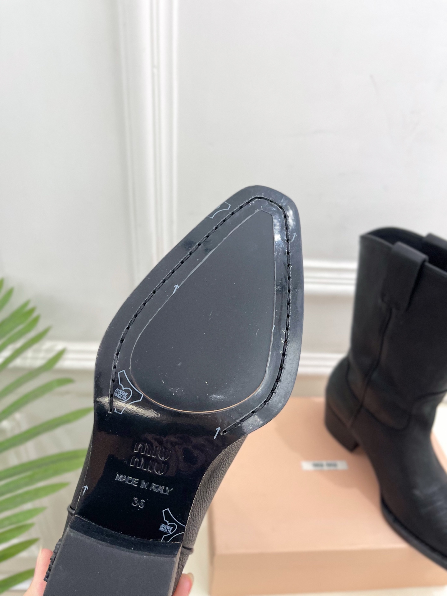 Miu Miu | 缪缪 25𝐬𝐬🖤2025秋冬新品 专柜主打最新走秀款 复古西部粗跟短靴上新！🍒BS 