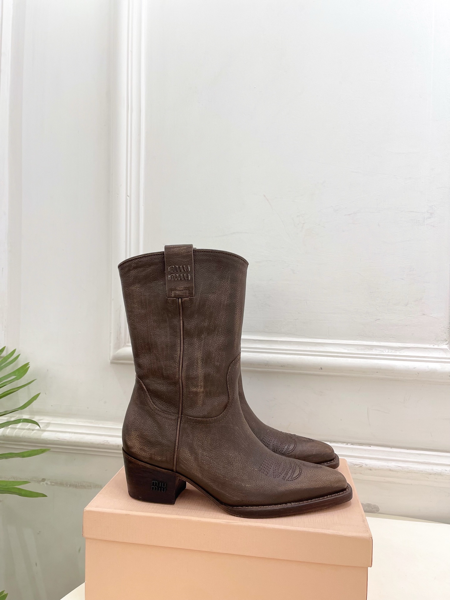 Miu Miu | 缪缪 25𝐬𝐬🖤2025秋冬新品 专柜主打最新走秀款 复古西部粗跟短靴上新！🍒BS 