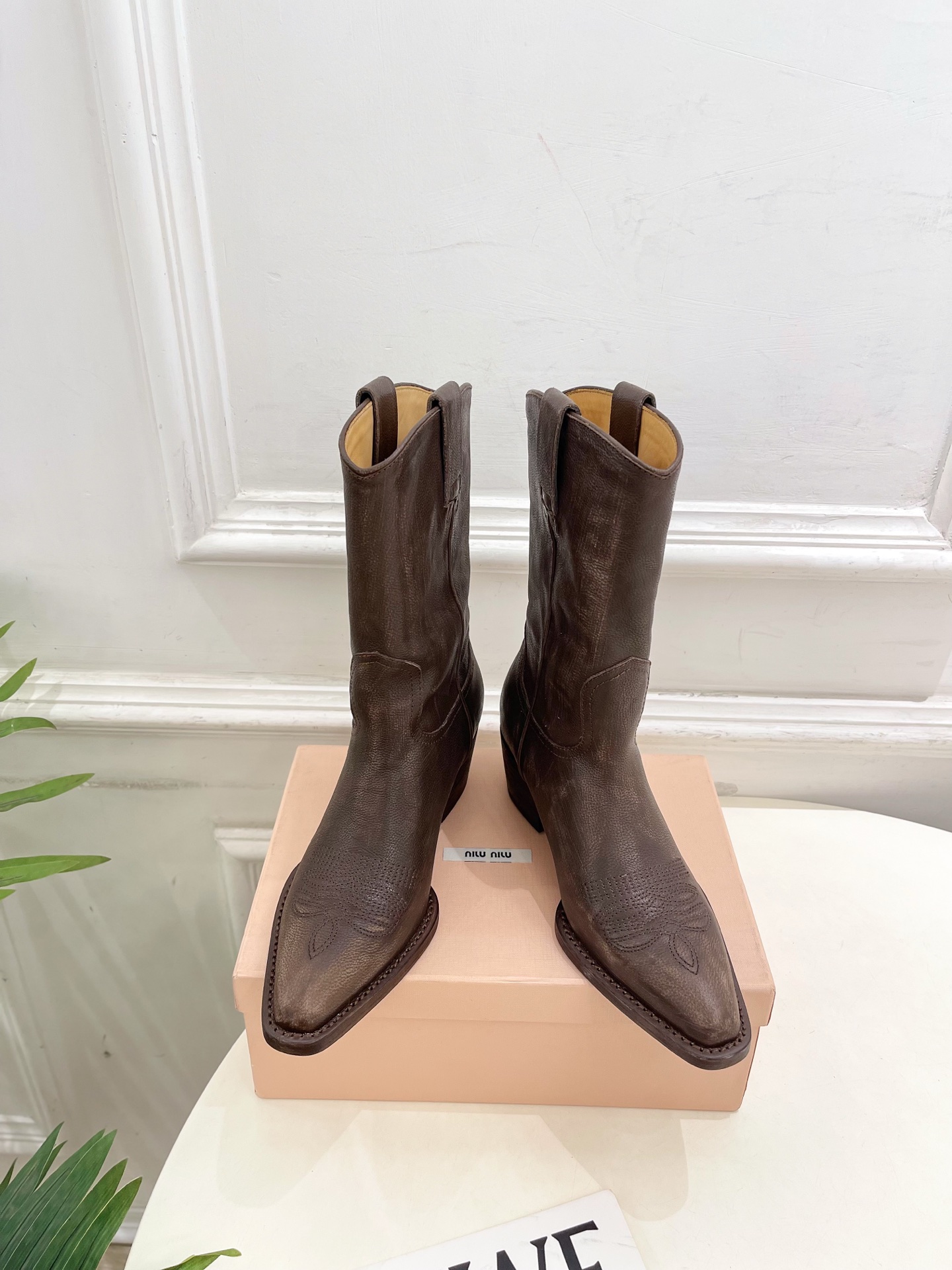 NO:487644,Miu Miu | Miu Miu 25 Autumn and Winter New Product Counter focuses on the latest catwalk style, and retro western thick-heeled short boots are available for new!  BS Miao Family High Products Top-level craftsmanship creates a sense of precision quality, invincible comfort, absolutely love at first sight!  Fashionable and versatile, a must-have for everyone!  ━━━━━━━━━━━━━━━━━━━━ Upper top-level cowhide/beef lining: imported cowhide lining, original Italian imported cowhide, heel height 5.5cm Shoe size: 35-39 (40. Customized non-return) cowhide, cowhide, boots, miumiu, boots, cowhide19860909Miu Miu | 缪缪 25 秋冬新品专柜主打最新走秀款 复古西部粗跟短靴上新！ BS 缪家高货 顶级工艺打造精品质感 无敌舒适 绝对是一见钟情款！时尚百搭,人手必备！ ━━━━━ t ━━━━━ 鞋面顶级头层牛皮/牛猄  内里: 进口牛皮里 大底原版意大利进口牛皮大底 跟高5.5cm 鞋码: 35-39(40.定制不退换）  牛猄、牛皮,靴子,miumiu,boots,cowhide,Women's Shoes