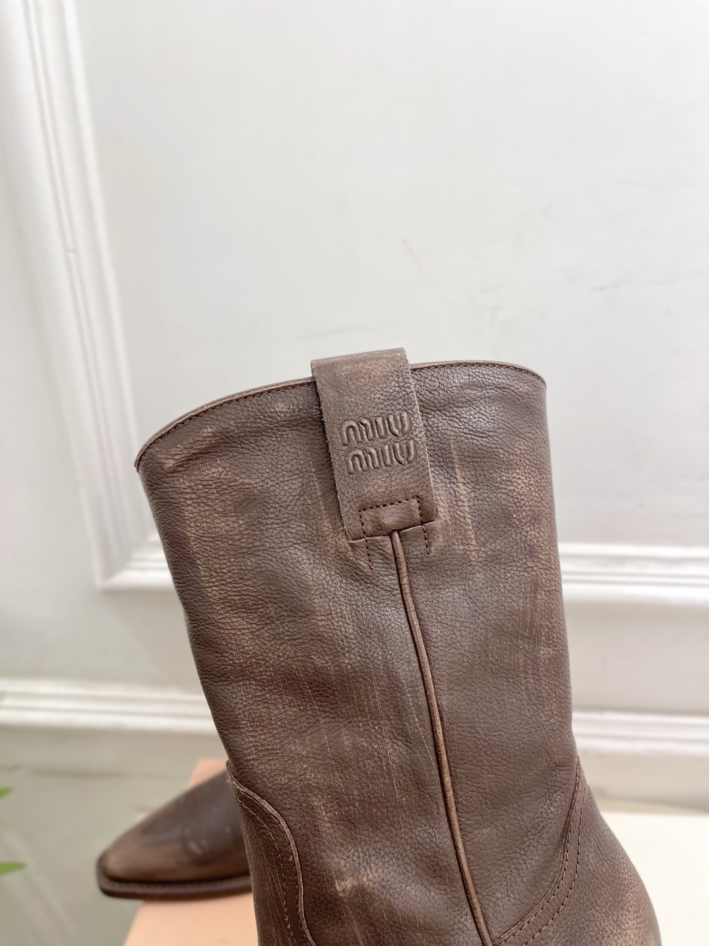 Miu Miu | 缪缪 25𝐬𝐬🖤2025秋冬新品 专柜主打最新走秀款 复古西部粗跟短靴上新！🍒BS 