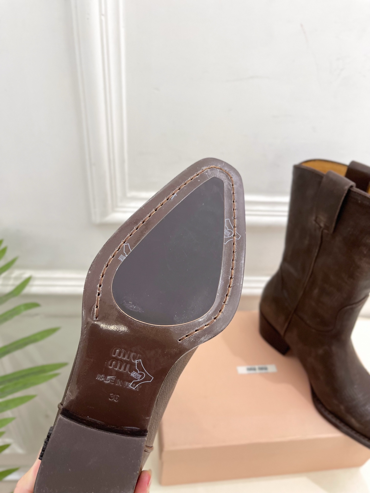 Miu Miu | 缪缪 25𝐬𝐬🖤2025秋冬新品 专柜主打最新走秀款 复古西部粗跟短靴上新！🍒BS 