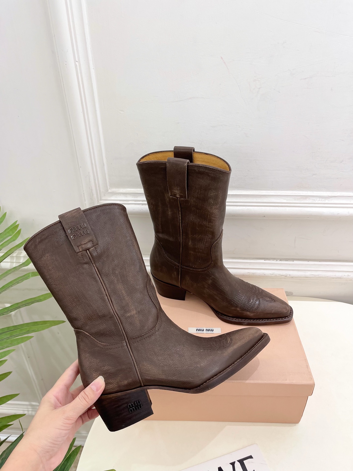Miu Miu | 缪缪 25𝐬𝐬🖤2025秋冬新品 专柜主打最新走秀款 复古西部粗跟短靴上新！🍒BS 