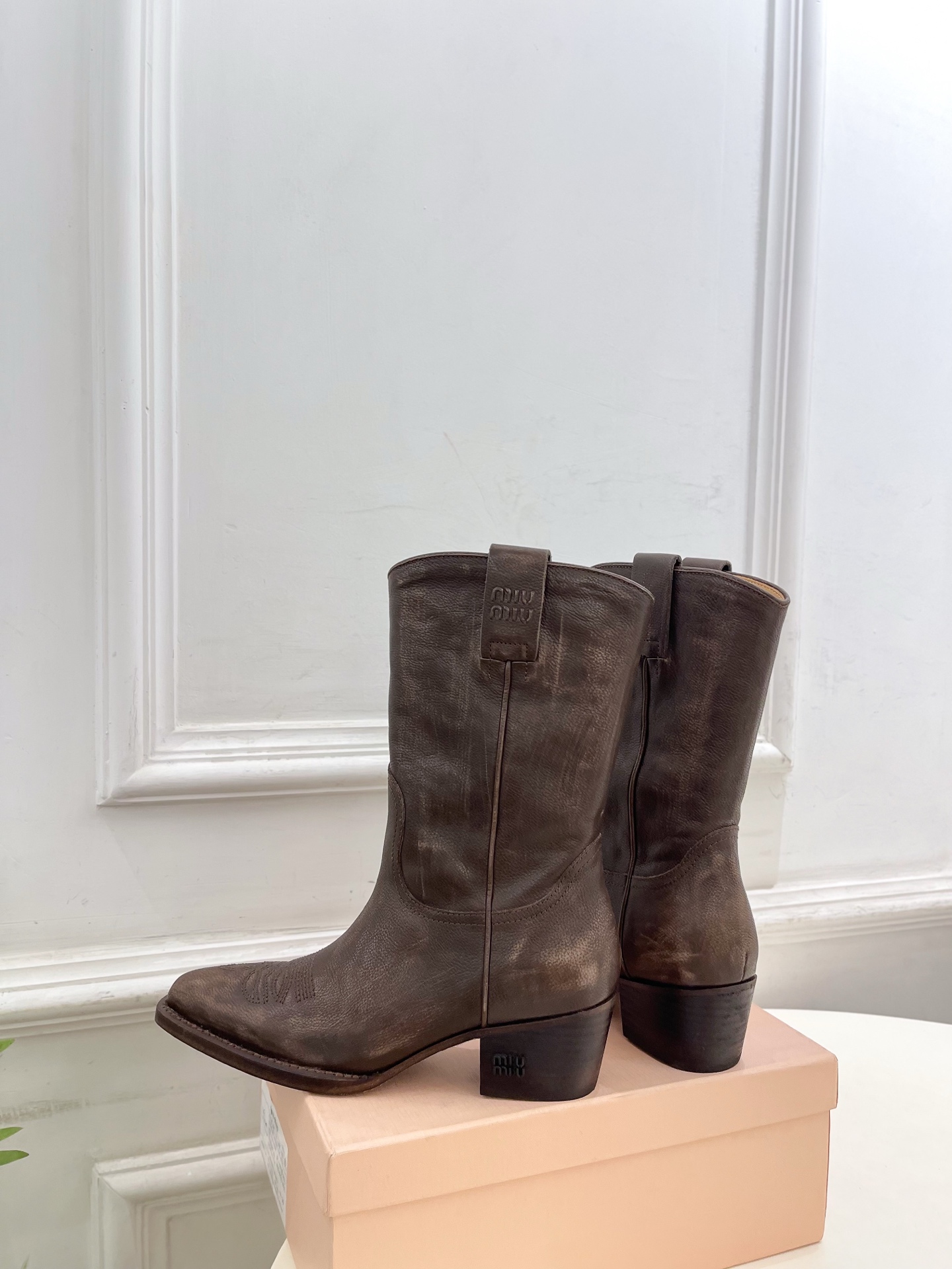 Miu Miu | 缪缪 25𝐬𝐬🖤2025秋冬新品 专柜主打最新走秀款 复古西部粗跟短靴上新！🍒BS 
