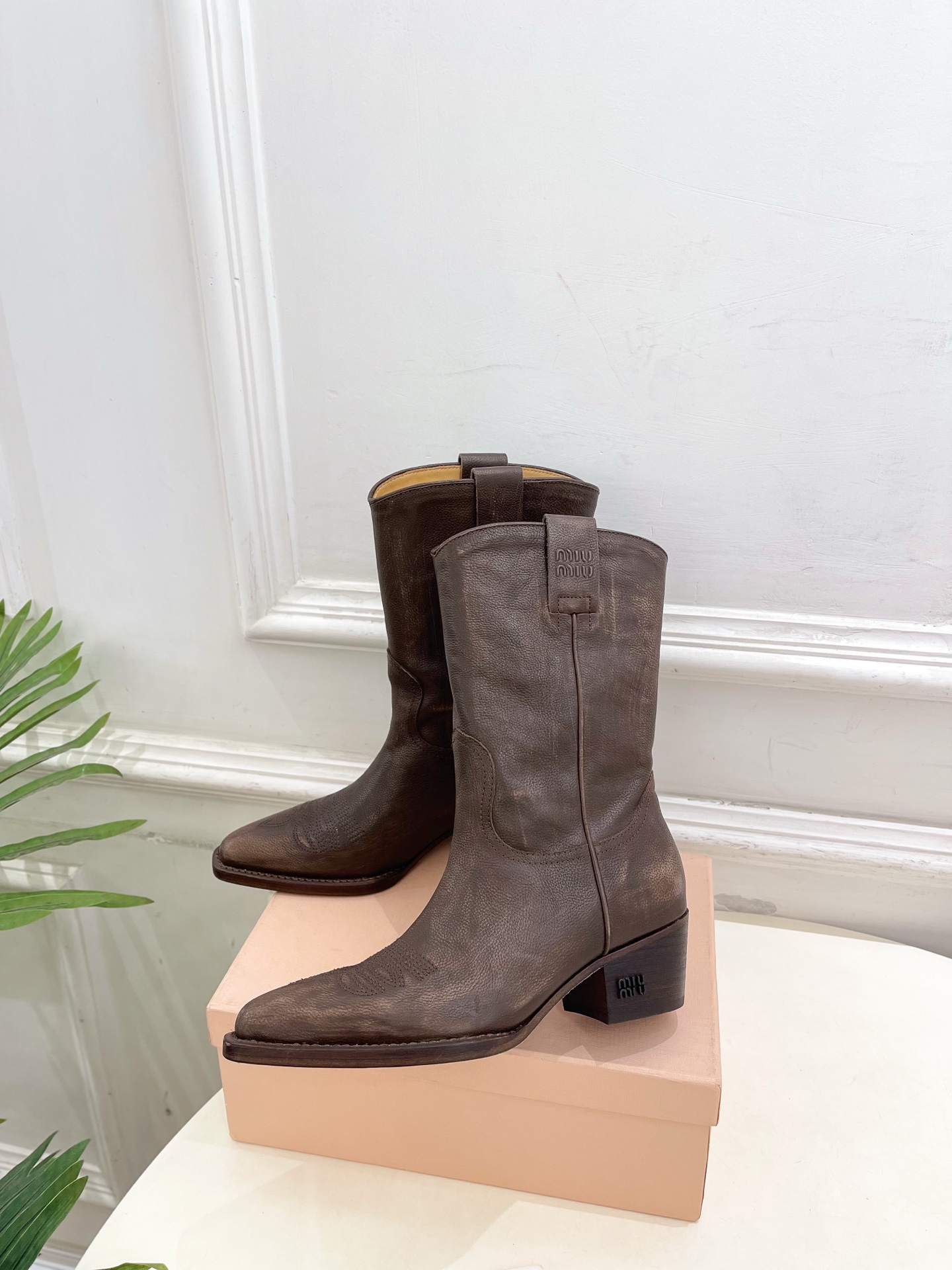 Miu Miu | 缪缪 25𝐬𝐬🖤2025秋冬新品 专柜主打最新走秀款 复古西部粗跟短靴上新！🍒BS 