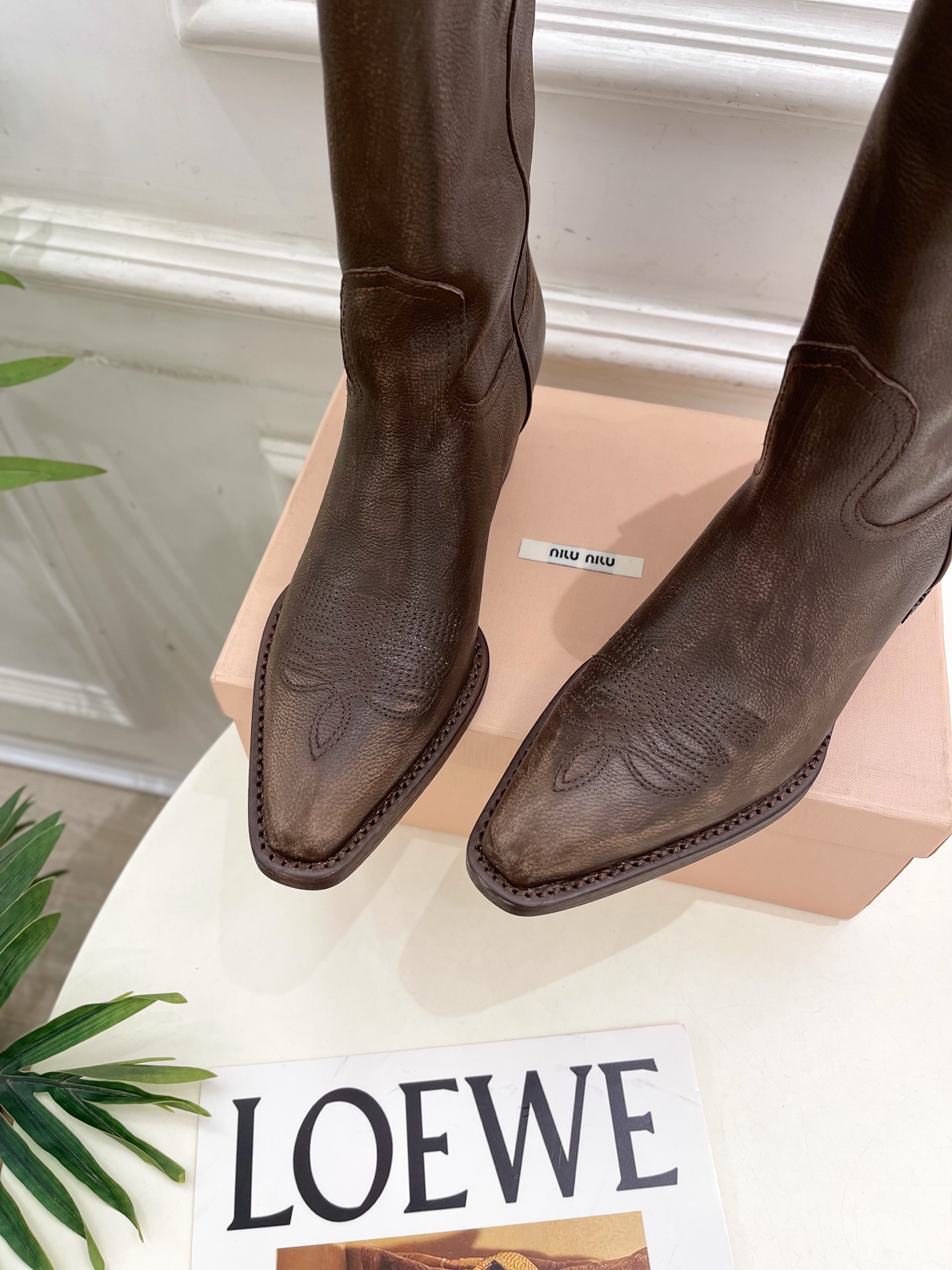 Miu Miu | 缪缪 25𝐬𝐬🖤2025秋冬新品 专柜主打最新走秀款 复古西部粗跟短靴上新！🍒BS 