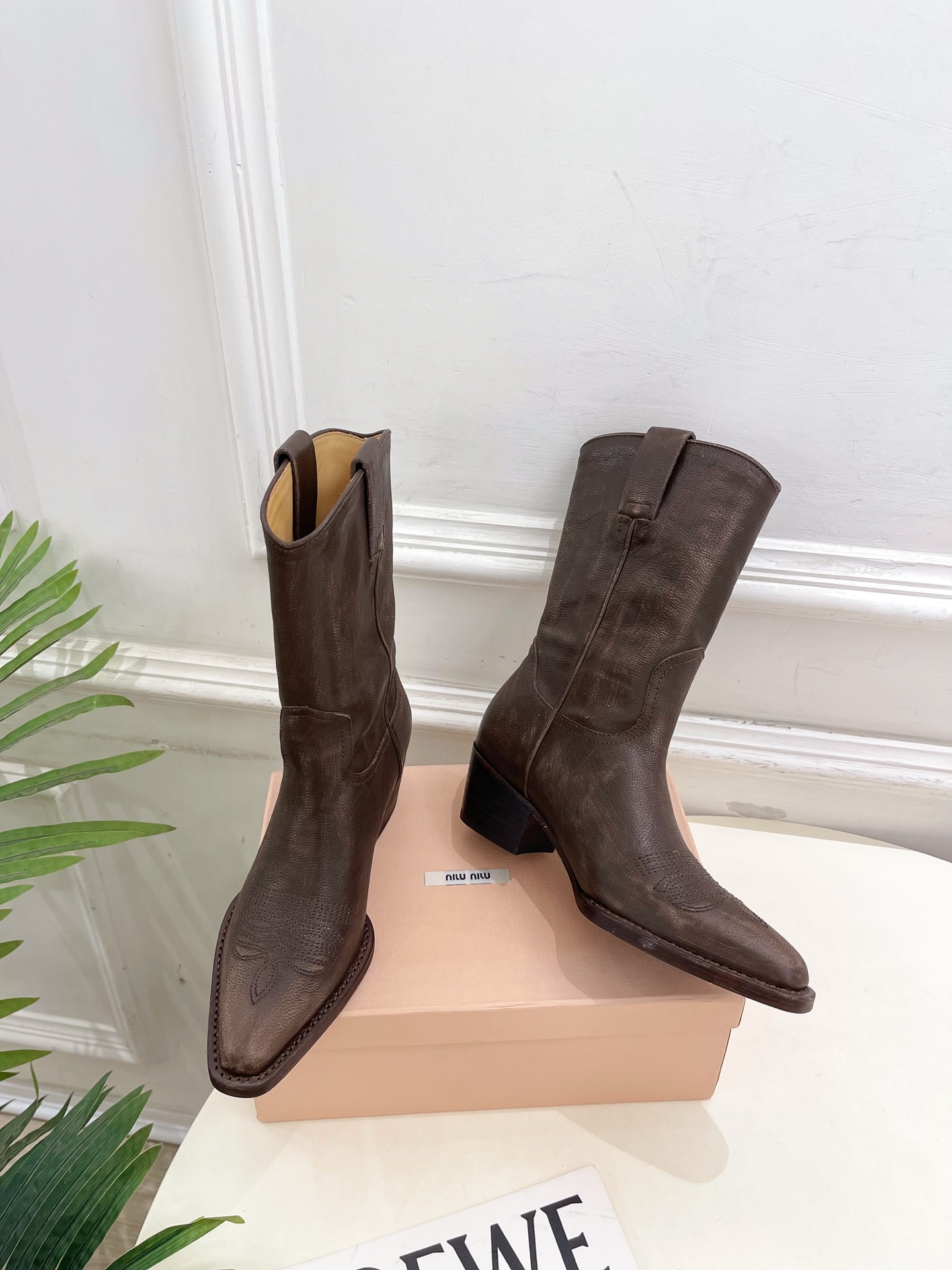 Miu Miu | 缪缪 25𝐬𝐬🖤2025秋冬新品 专柜主打最新走秀款 复古西部粗跟短靴上新！🍒BS 