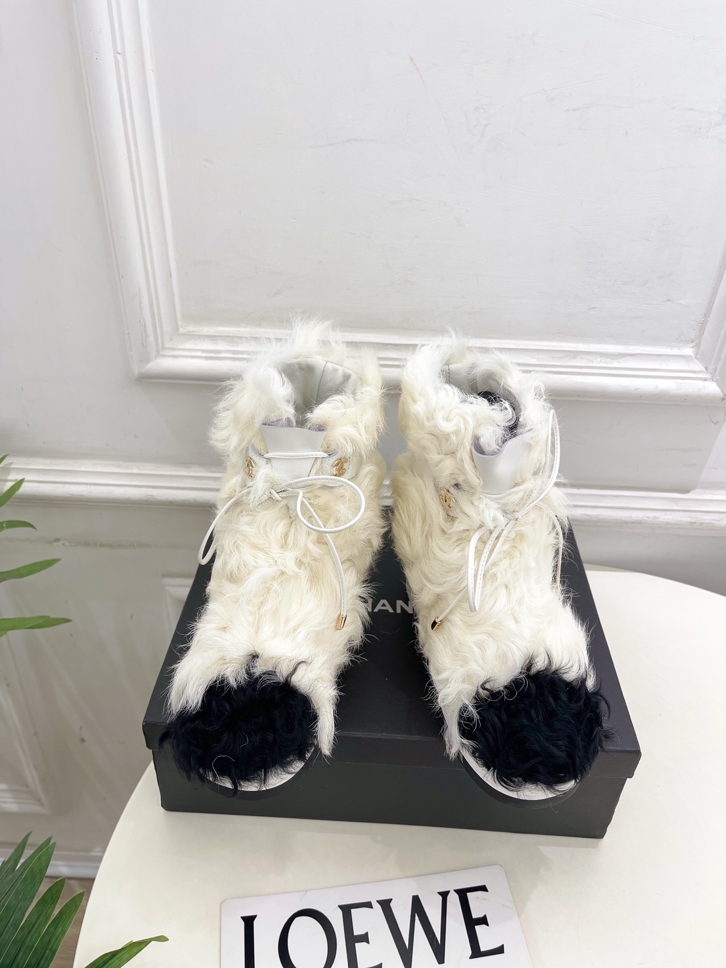 NO:487626,| Xiaoxiang 25 new products in autumn and winter. Xiaoxiang double C Eskimo fur boots and snow boots series are newly launched. The most outstanding person in the BS fashion circle. The matching will interpret the meticulous, minimalist, and never faded classic elements. Show the unique style of dressing that is so beautiful that it is speechless. Must-in-class in summer... ━━━━━━━━━━━━━━━━━━━━━━━━━━━━━━━━━━━━━━━━━━━━━━━━━━━━━━━━━━━━━━━━━━━━━━━━━━━━━━━━━━━━━━━━━━━━━━━━━━━━━━━━━━━━━━━━━━━━━━━━━━━━━━━━━━━━━━━━━━━�19860909| 小香 25  秋冬新品 小香双C爱斯基摩毛毛靴雪地靴系列上新 BS时尚圈的绝绝子 搭配将演绎着细致 极简 永不褪去的经典元素 展现与众不同的穿搭风格美到无话可说 夏季必入款…… ━━━━━ t ━━━━━ 鞋面原版高定制羊卷毛 内里进口混种羊皮里 大底原版开模定制防滑大底 跟高5cm 鞋码: 35-39（40.41定制不退换） 短靴、长靴,雪地靴,boots,sheepskin,Women's Shoes