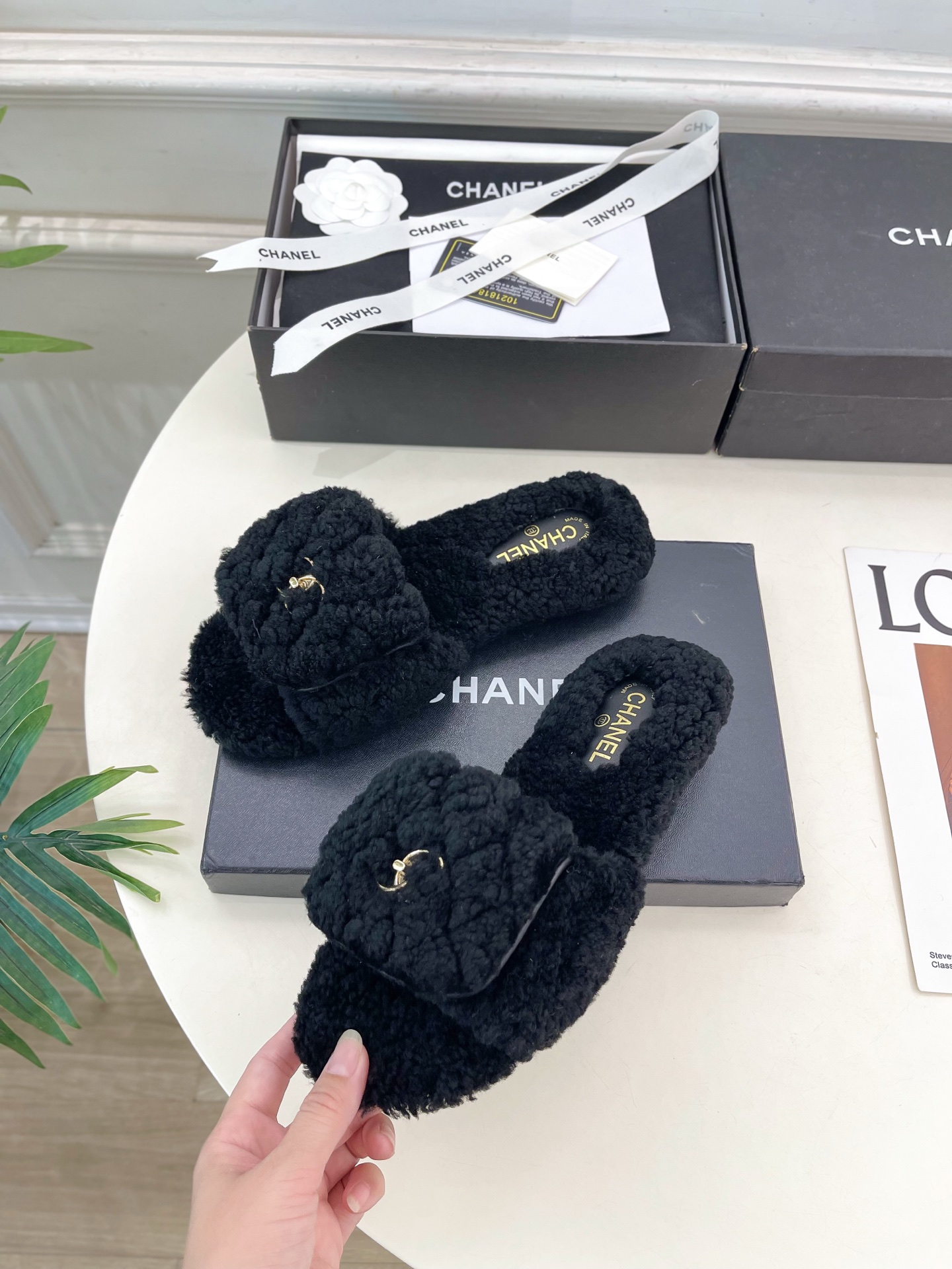 𝐂𝐇𝐀𝐍𝐄𝐋 | 小香 25𝐬𝐬 🦋2025 秋冬新品 专柜经典款 小香经典翻盖书包扣毛毛拖鞋系列上新〰