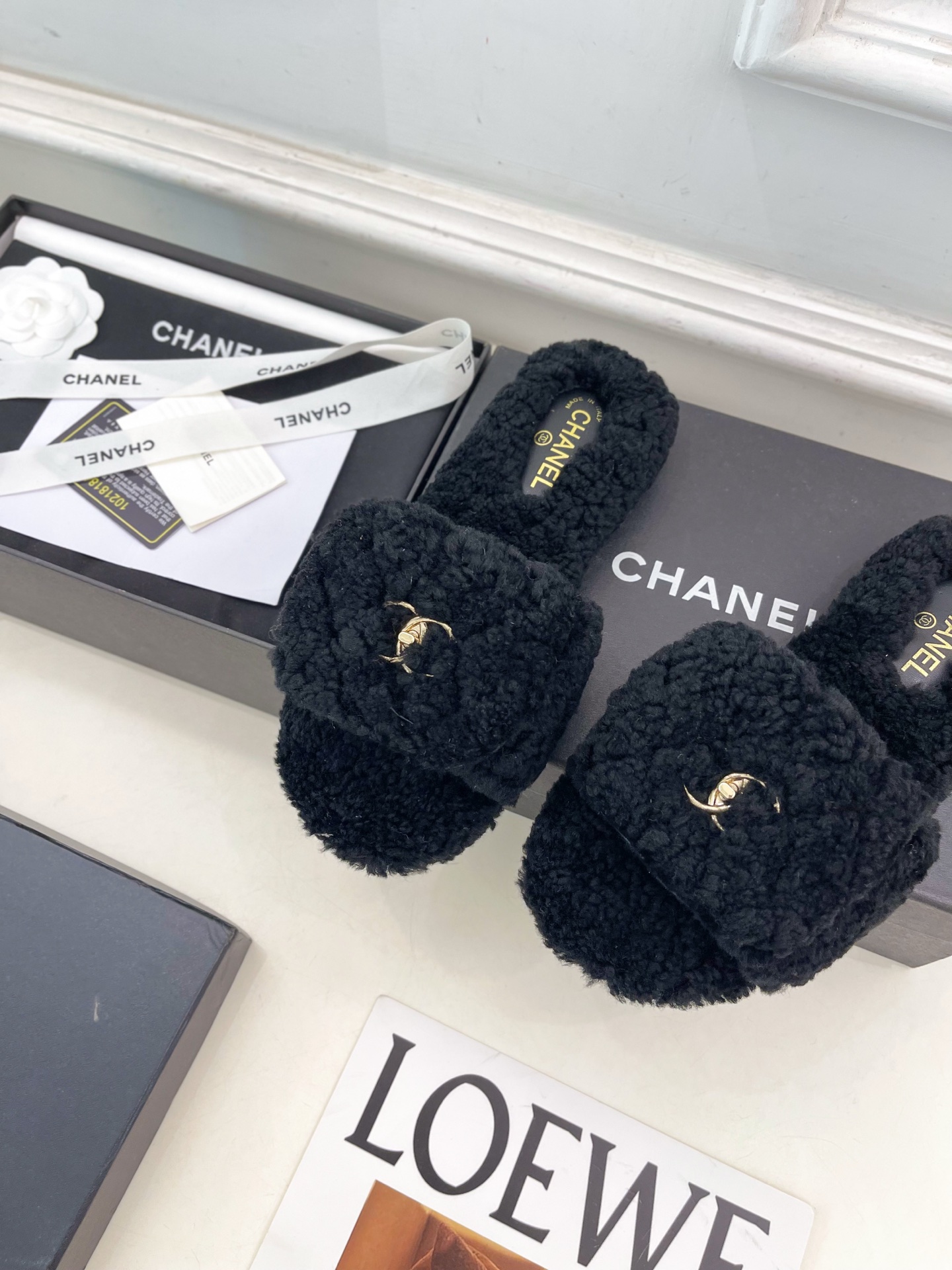 𝐂𝐇𝐀𝐍𝐄𝐋 | 小香 25𝐬𝐬 🦋2025 秋冬新品 专柜经典款 小香经典翻盖书包扣毛毛拖鞋系列上新〰
