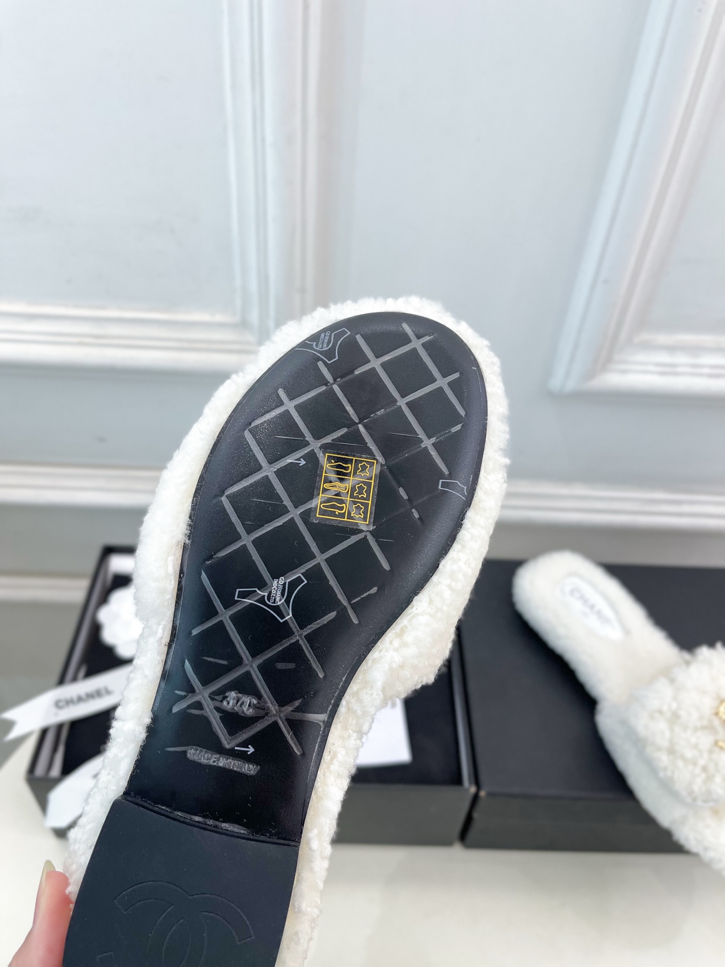𝐂𝐇𝐀𝐍𝐄𝐋 | 小香 25𝐬𝐬 🦋2025 秋冬新品 专柜经典款 小香经典翻盖书包扣毛毛拖鞋系列上新〰