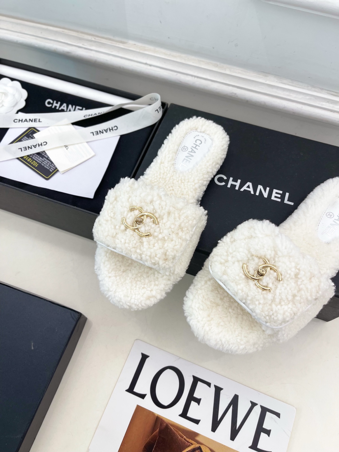 𝐂𝐇𝐀𝐍𝐄𝐋 | 小香 25𝐬𝐬 🦋2025 秋冬新品 专柜经典款 小香经典翻盖书包扣毛毛拖鞋系列上新〰