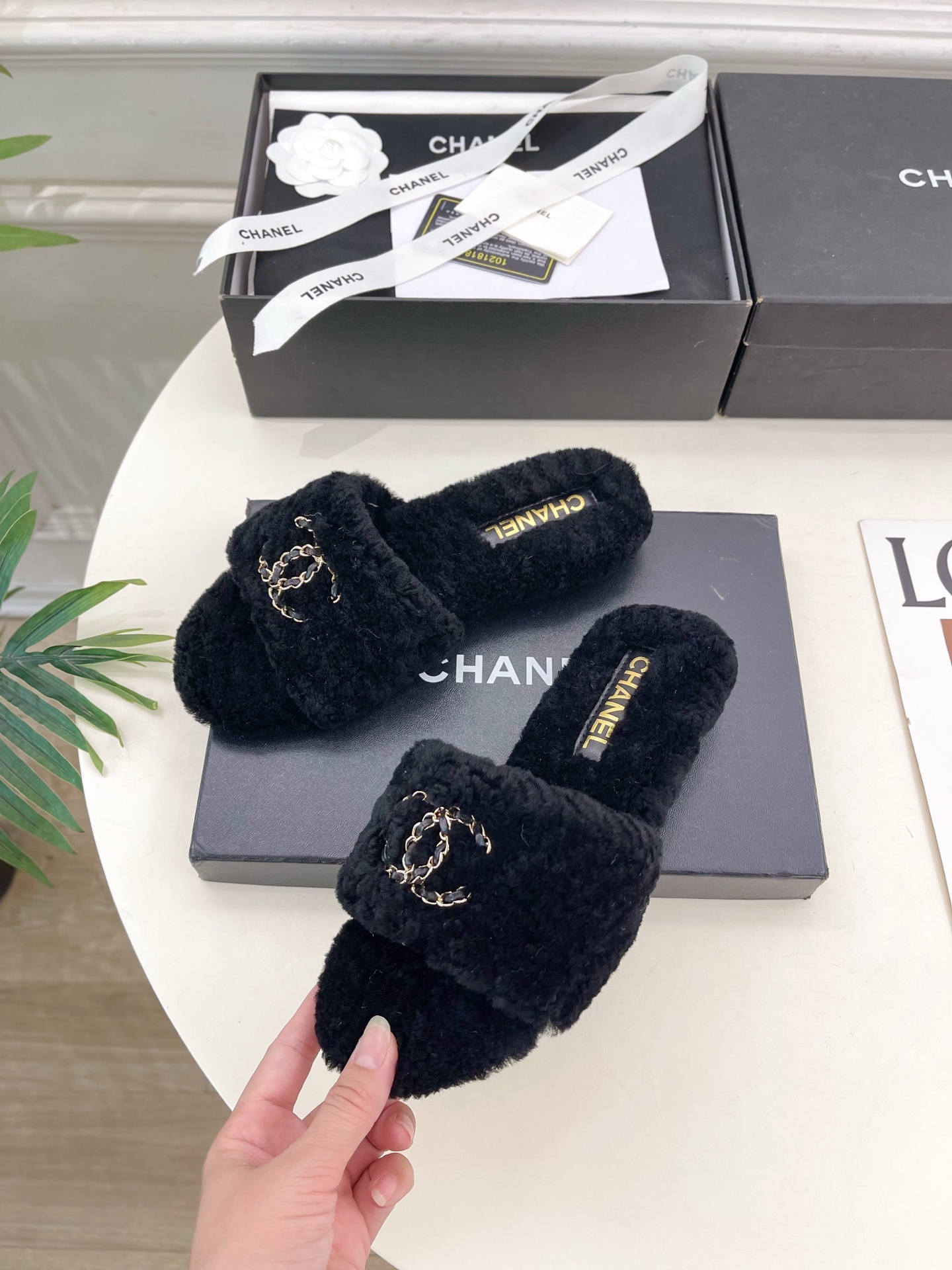 𝐂𝐇𝐀𝐍𝐄𝐋 | 小香 25𝐬𝐬 🦋2025 秋冬新品 专柜经典款 小香经典双C链条扣毛毛拖鞋系列上新〰