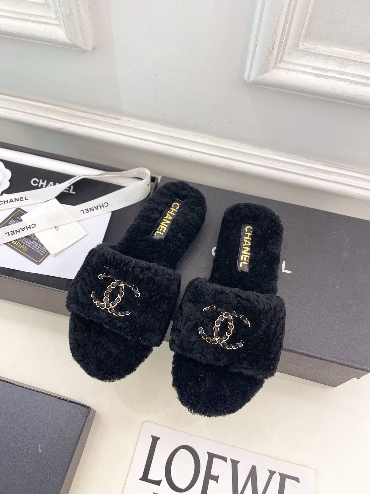 𝐂𝐇𝐀𝐍𝐄𝐋 | 小香 25𝐬𝐬 🦋2025 秋冬新品 专柜经典款 小香经典双C链条扣毛毛拖鞋系列上新〰