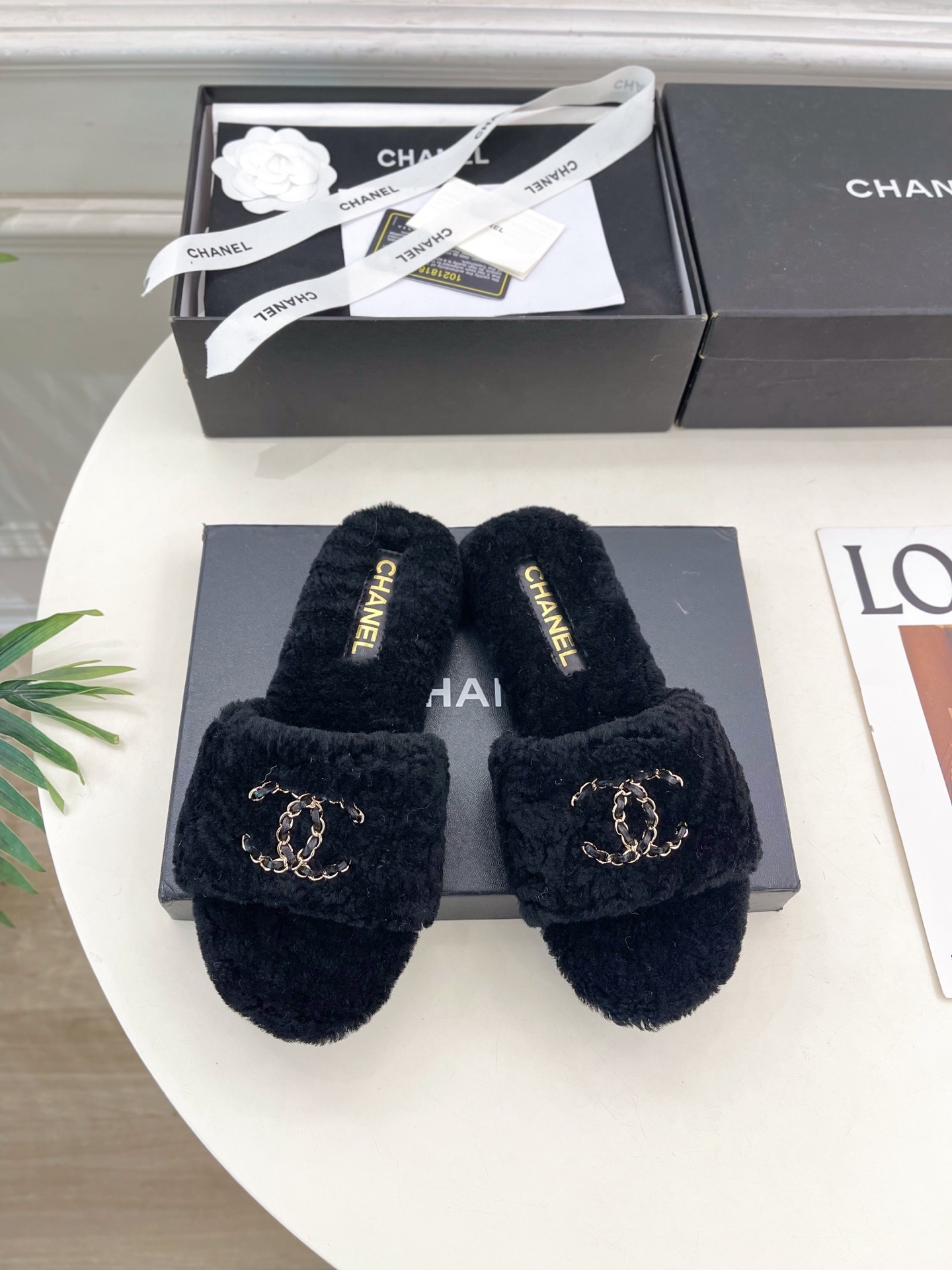 𝐂𝐇𝐀𝐍𝐄𝐋 | 小香 25𝐬𝐬 🦋2025 秋冬新品 专柜经典款 小香经典双C链条扣毛毛拖鞋系列上新〰