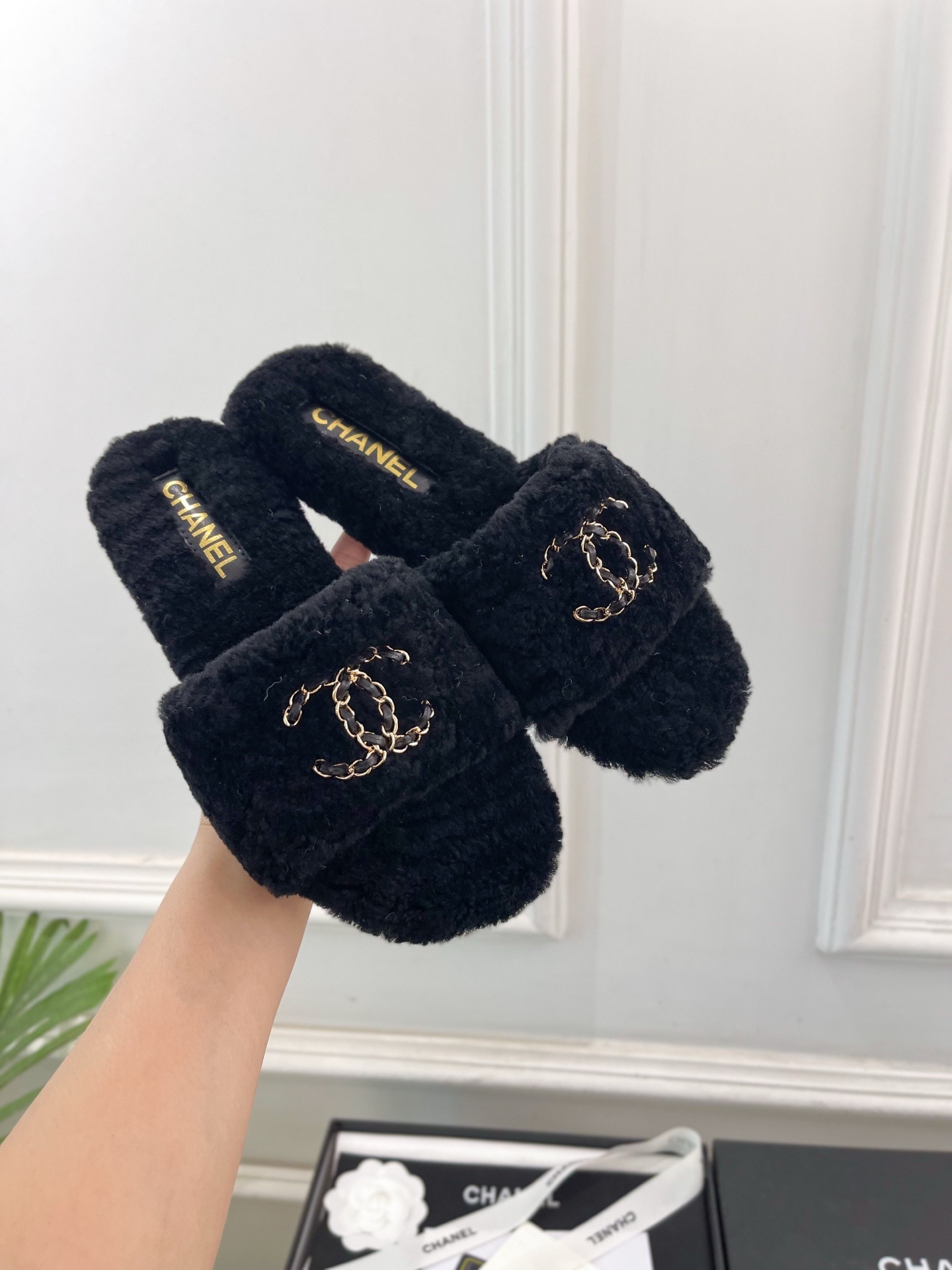 𝐂𝐇𝐀𝐍𝐄𝐋 | 小香 25𝐬𝐬 🦋2025 秋冬新品 专柜经典款 小香经典双C链条扣毛毛拖鞋系列上新〰