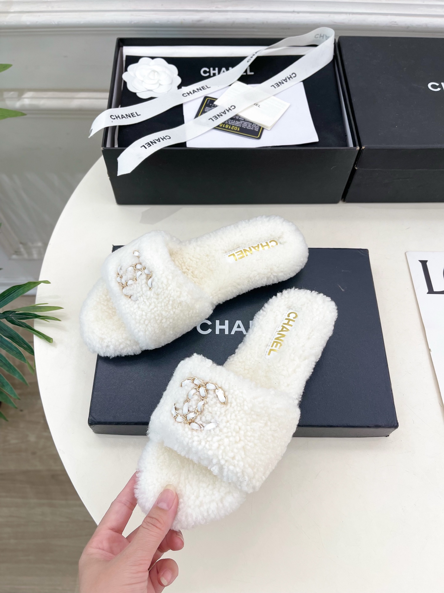 𝐂𝐇𝐀𝐍𝐄𝐋 | 小香 25𝐬𝐬 🦋2025 秋冬新品 专柜经典款 小香经典双C链条扣毛毛拖鞋系列上新〰