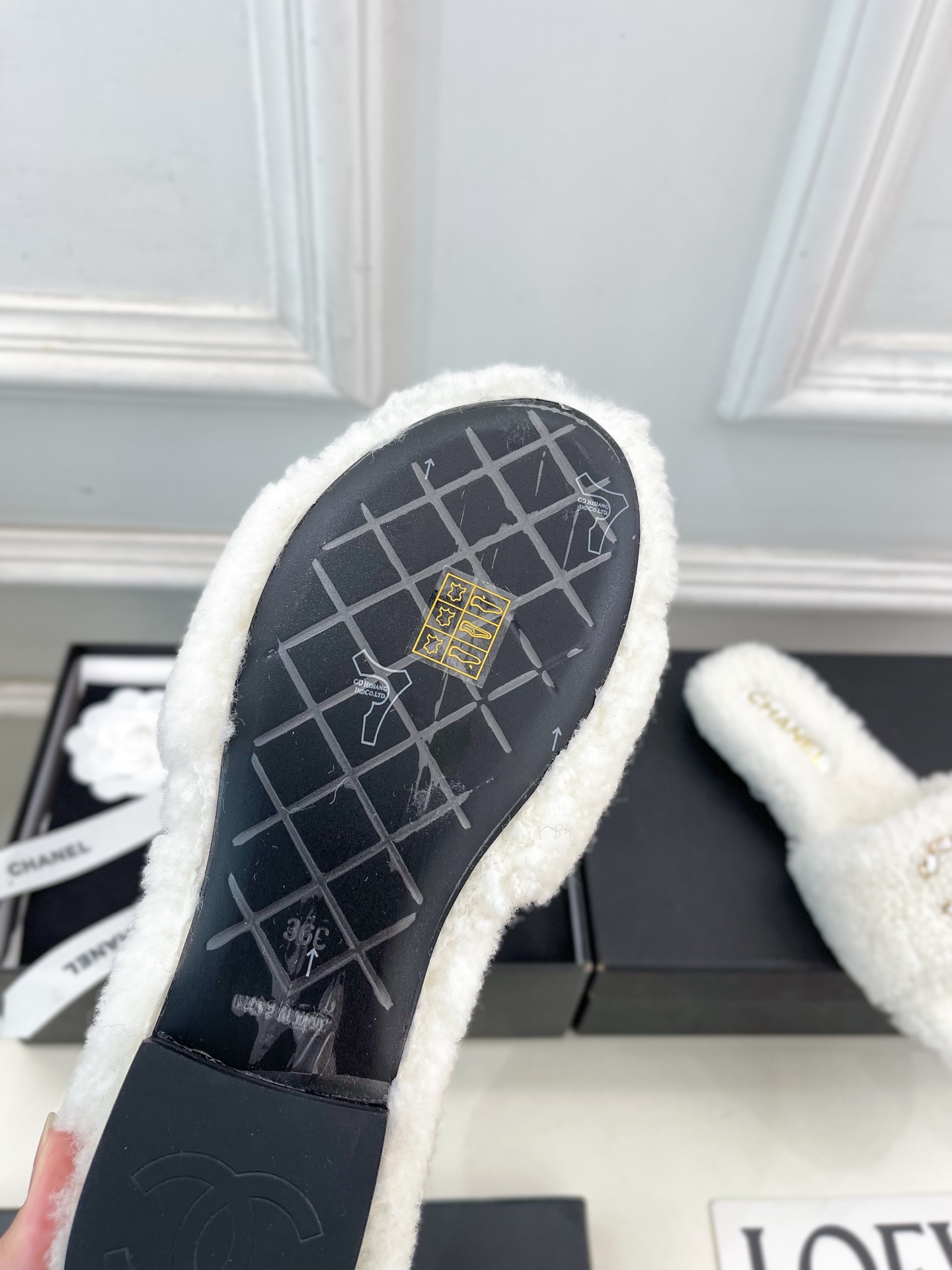 𝐂𝐇𝐀𝐍𝐄𝐋 | 小香 25𝐬𝐬 🦋2025 秋冬新品 专柜经典款 小香经典双C链条扣毛毛拖鞋系列上新〰