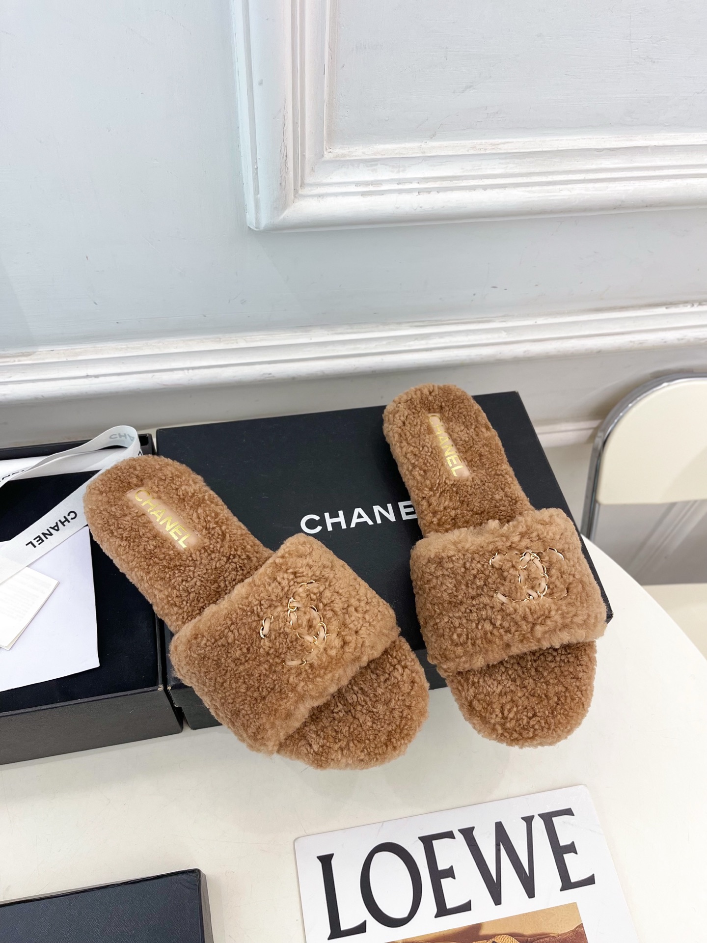 𝐂𝐇𝐀𝐍𝐄𝐋 | 小香 25𝐬𝐬 🦋2025 秋冬新品 专柜经典款 小香经典双C链条扣毛毛拖鞋系列上新〰