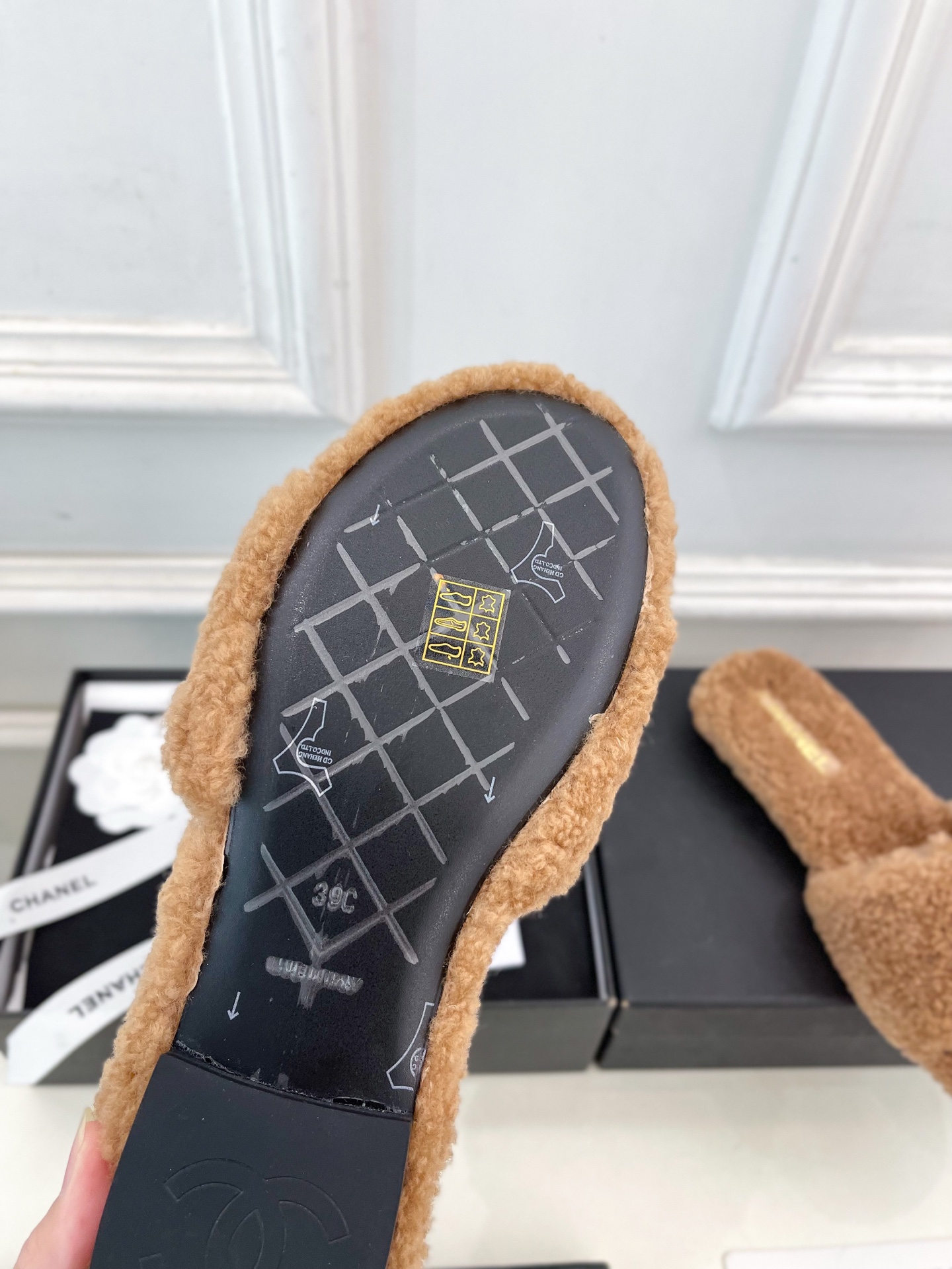 𝐂𝐇𝐀𝐍𝐄𝐋 | 小香 25𝐬𝐬 🦋2025 秋冬新品 专柜经典款 小香经典双C链条扣毛毛拖鞋系列上新〰
