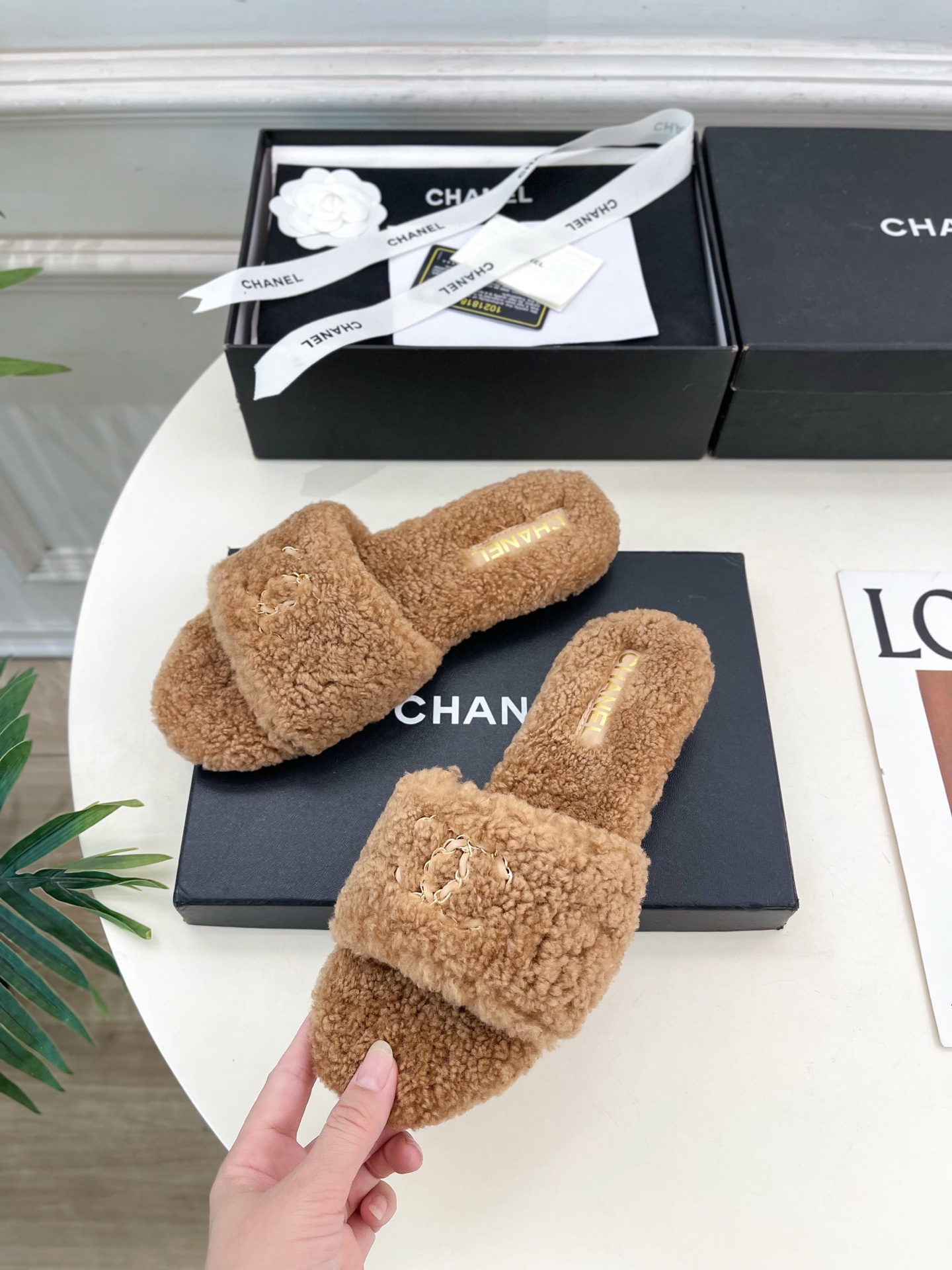 𝐂𝐇𝐀𝐍𝐄𝐋 | 小香 25𝐬𝐬 🦋2025 秋冬新品 专柜经典款 小香经典双C链条扣毛毛拖鞋系列上新〰