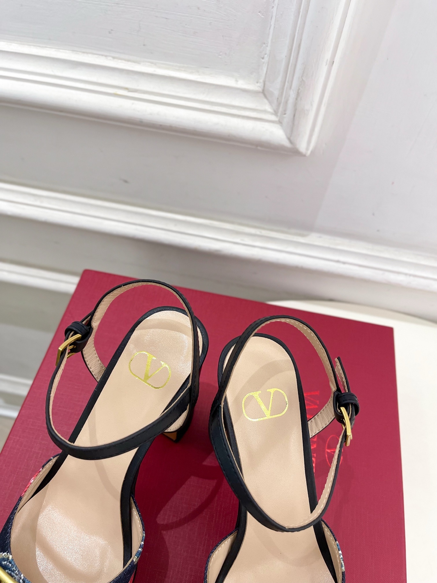 Valentino 华伦天奴 2025春夏新品 大V扣樱桃🍒系列防水台高跟凉鞋上新☑️—————————
