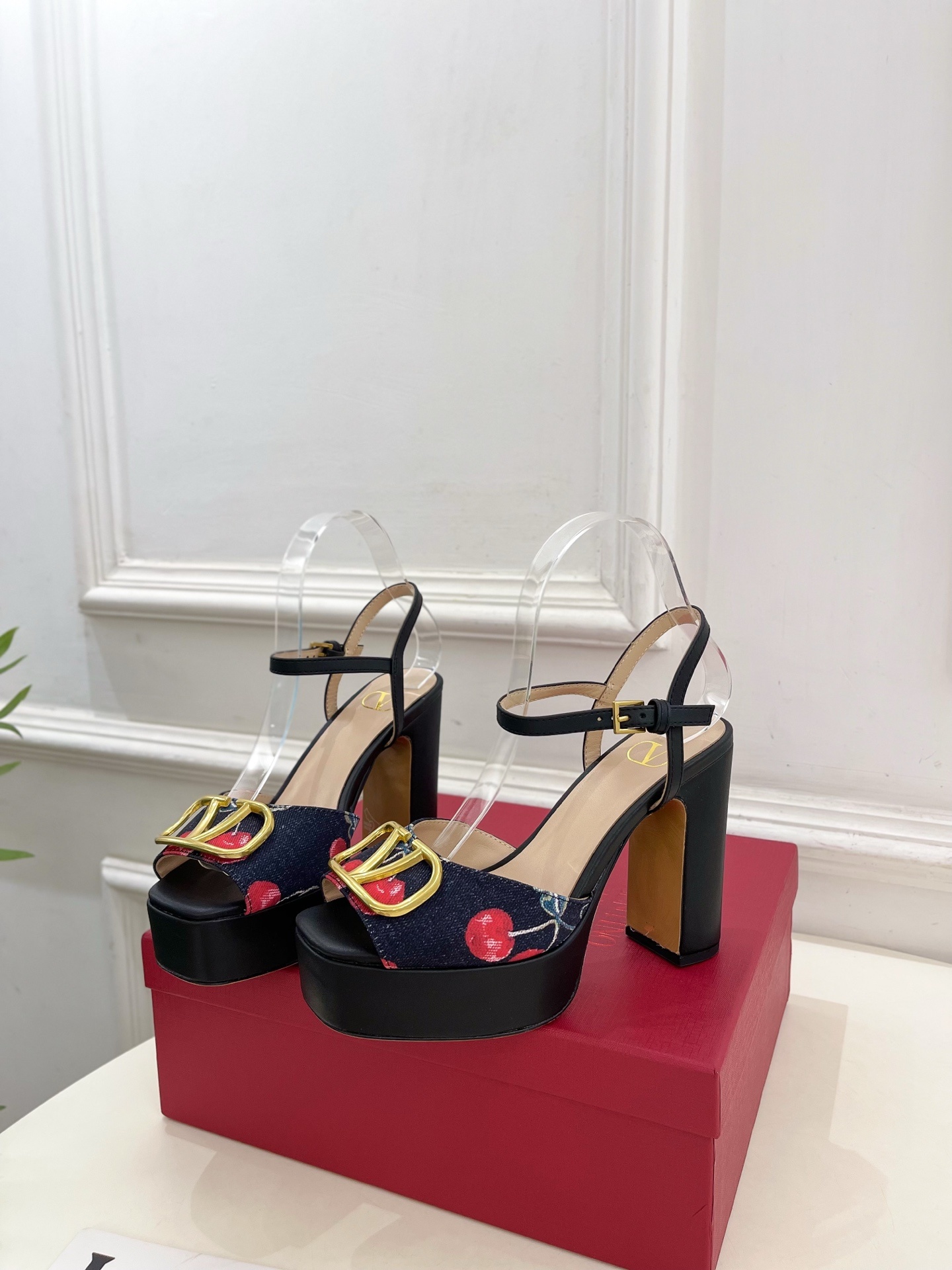 Valentino 华伦天奴 2025春夏新品 大V扣樱桃🍒系列防水台高跟凉鞋上新☑️—————————