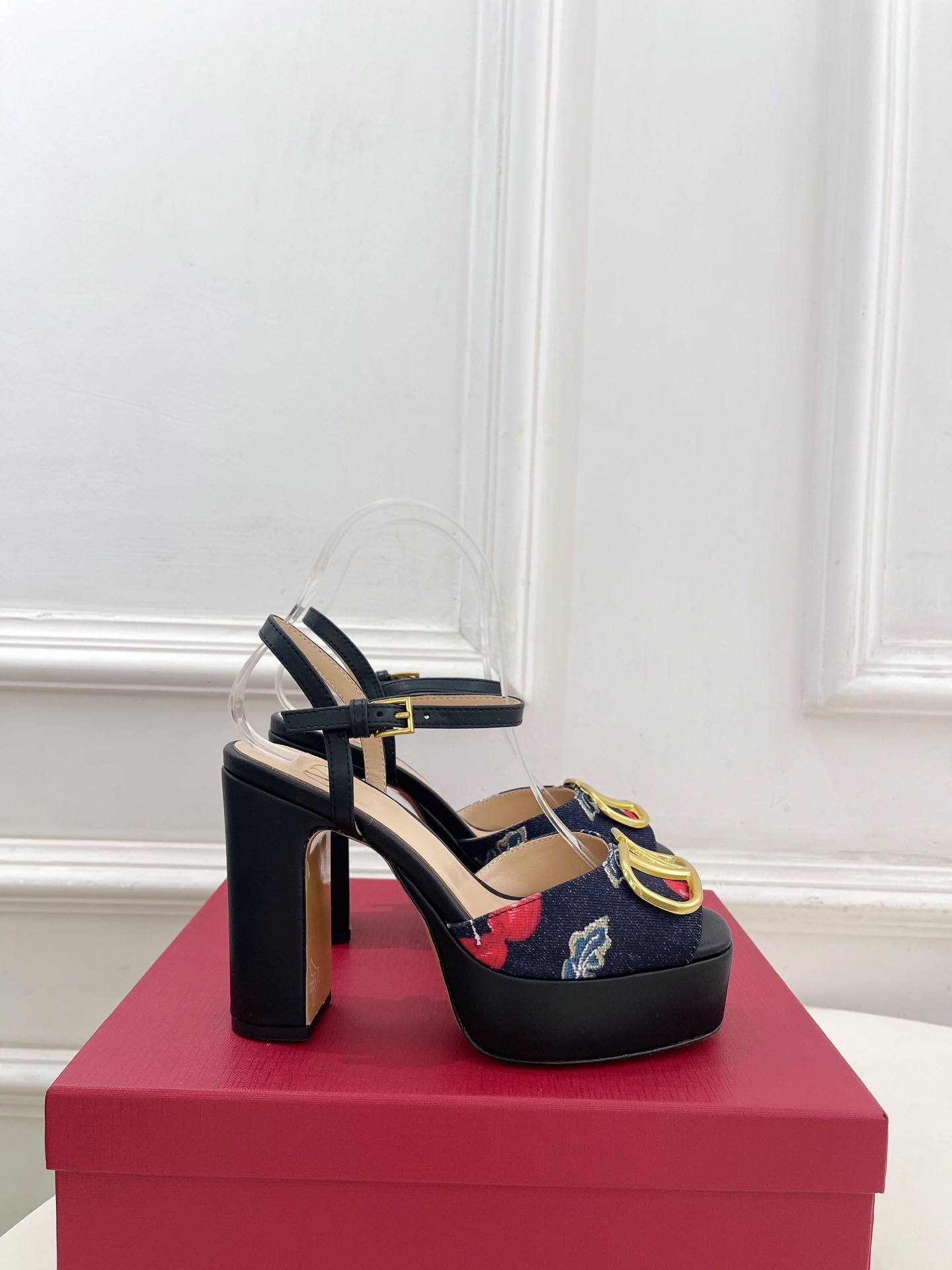 Valentino 华伦天奴 2025春夏新品 大V扣樱桃🍒系列防水台高跟凉鞋上新☑️—————————